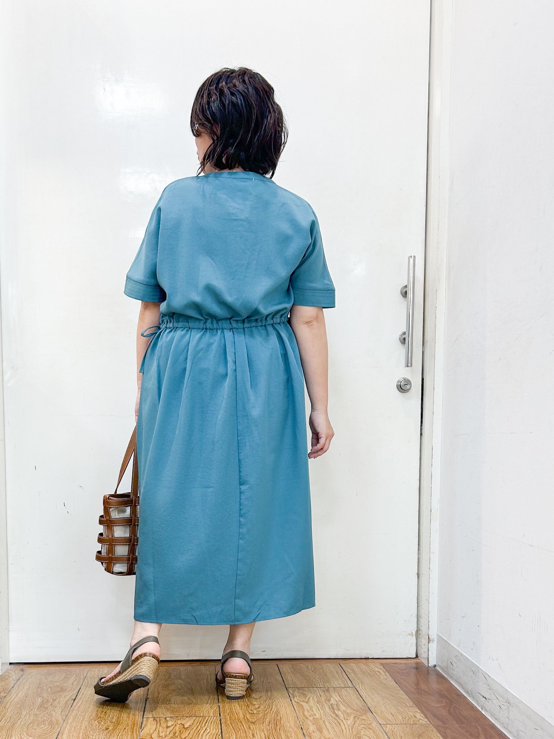 haruさんの「SHOO･LA･RUE｜【洗濯機可/体型カバー】ウエストシャーリングでお腹周りが気にならない 麻調スキッパー脇リボンワンピー」を使ったコーディネート