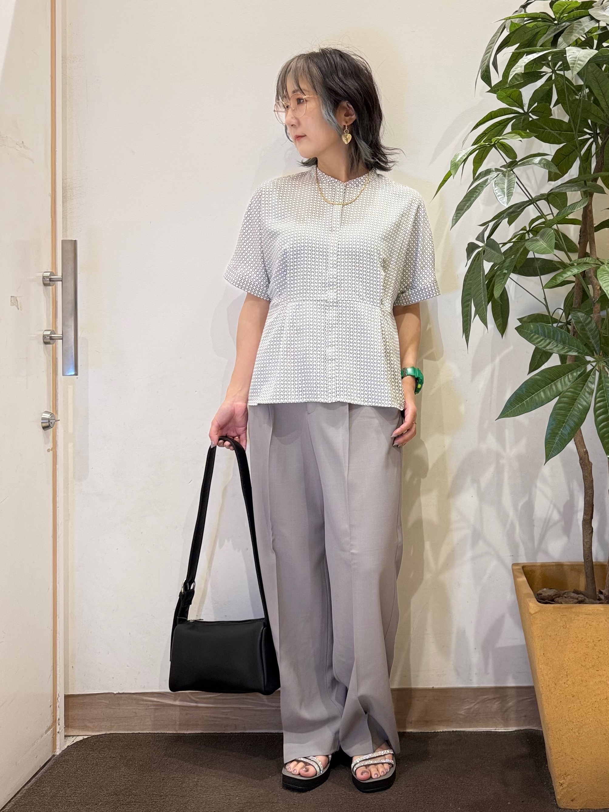 misakiさんの「SHOO･LA･RUE｜【ひんやり/UV/通勤】洗濯後しわになりにくい インしない ウエストタックペプラムブラウス」を使ったコーディネート