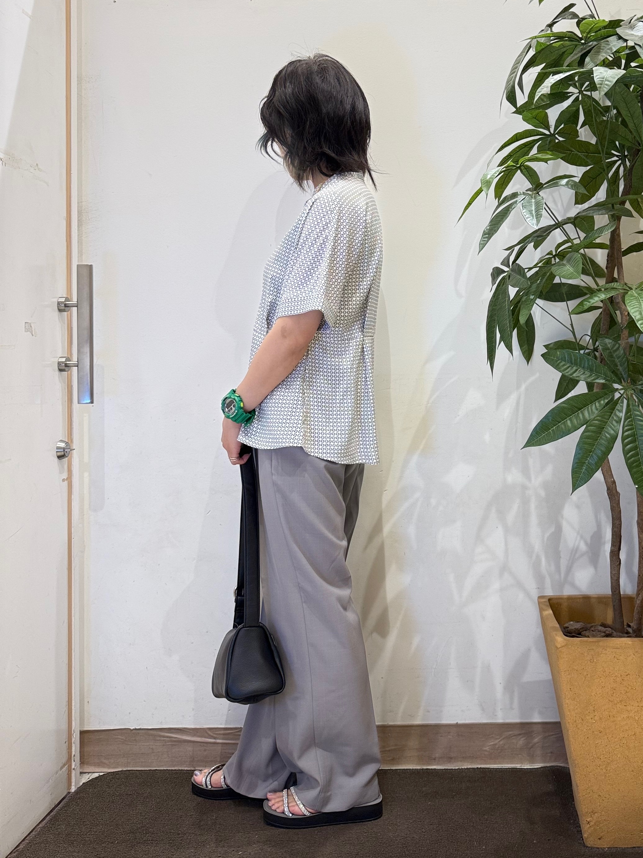 misakiさんの「SHOO･LA･RUE｜【ひんやり/UV/通勤】洗濯後しわになりにくい インしない ウエストタックペプラムブラウス」を使ったコーディネート