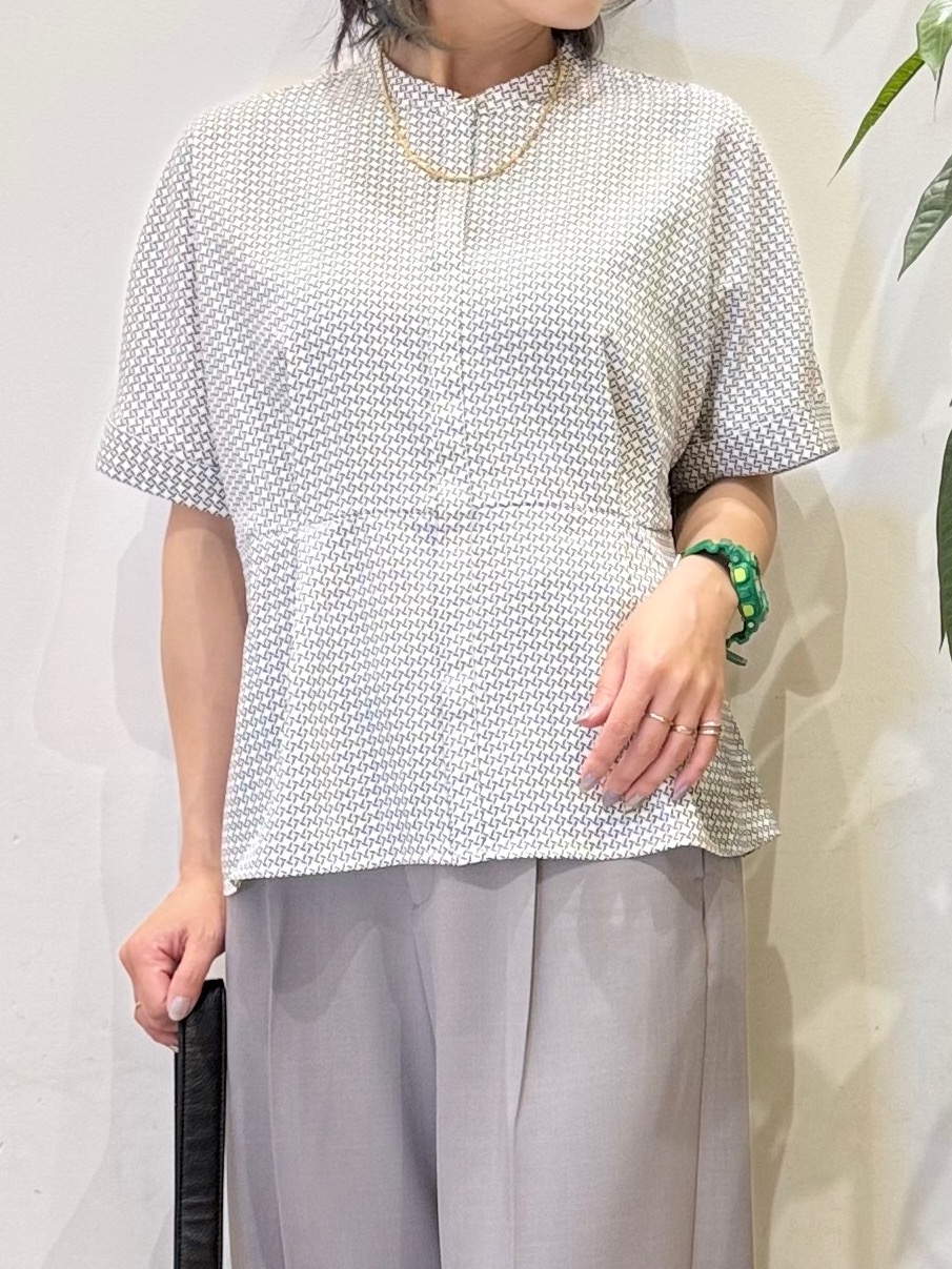 misakiさんの「SHOO･LA･RUE｜【ひんやり/UV/通勤】洗濯後しわになりにくい インしない ウエストタックペプラムブラウス」を使ったコーディネート