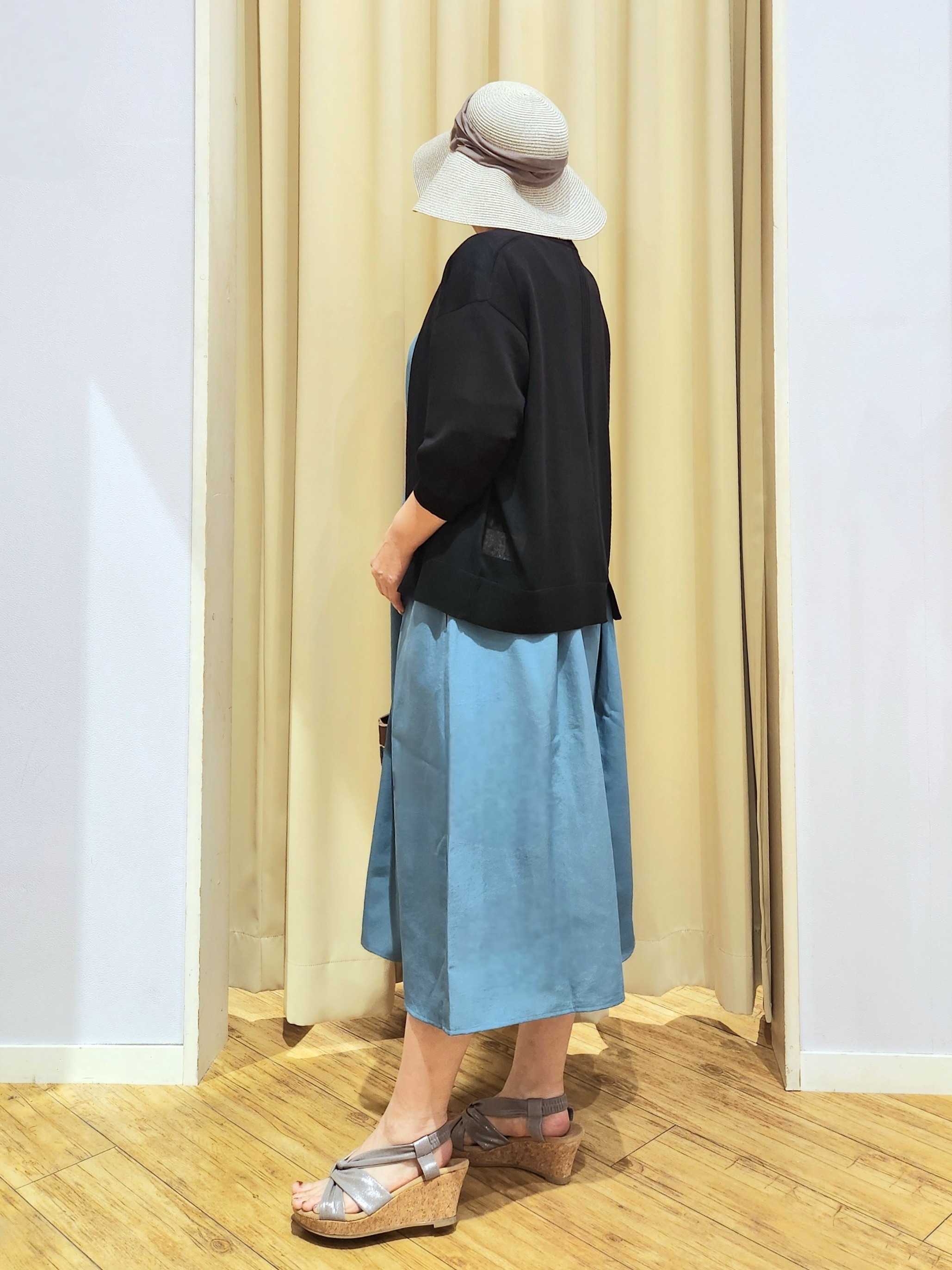 くまさんの「SHOO･LA･RUE｜【洗濯機可/体型カバー】ウエストシャーリングでお腹周りが気にならない 麻調スキッパー脇リボンワンピー」を使ったコーディネート