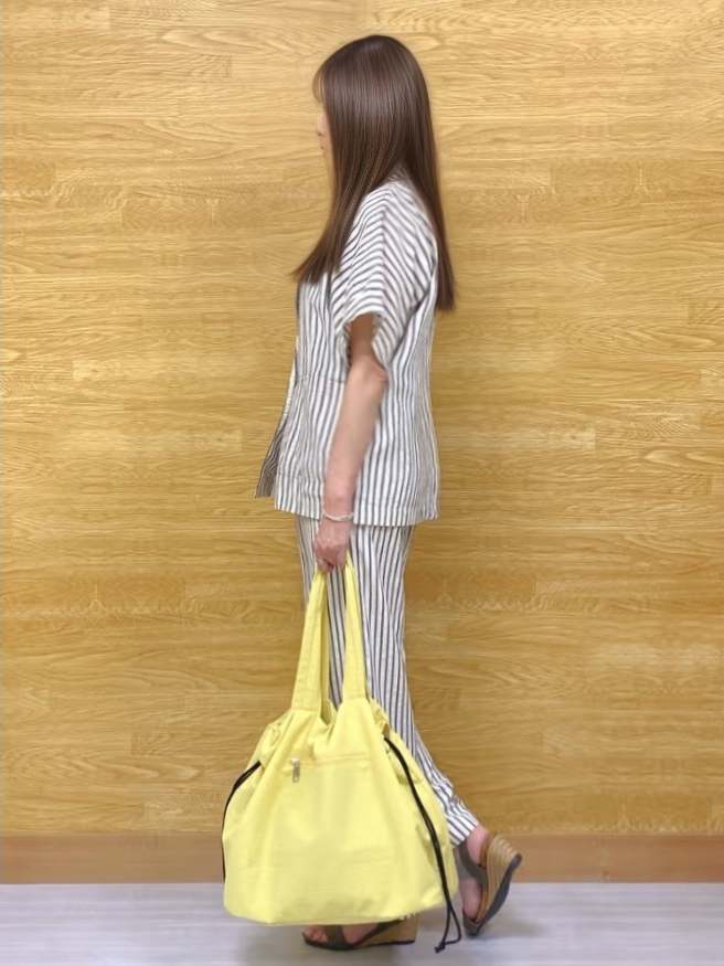 ユキニーズさんの「SHOO･LA･RUE｜【ひんやり/吸水速乾/セットアップ可】羽織るだけで主役になる サッカーストライプシャツジャケット」を使ったコーディネート