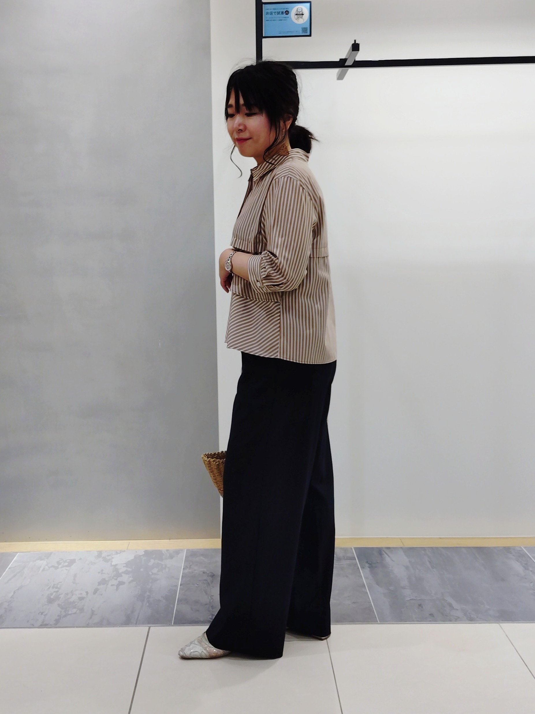 TOMOMIさんの「INDIVI｜【褒められパンツ／洗える／ウエストゴム】ワイドタックパンツ」を使ったコーディネート