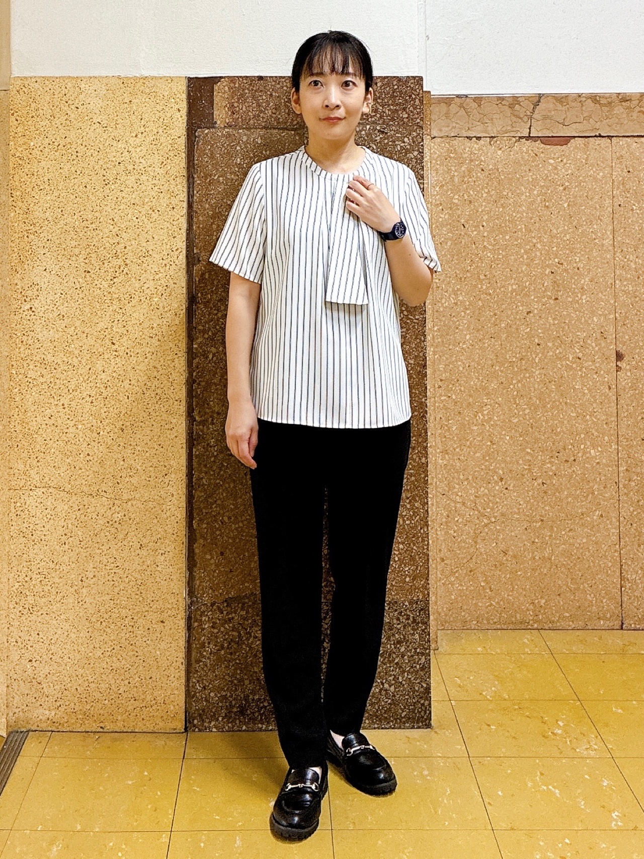 hattoriさんの「INDIVI｜【洗える／UVケア】ストライプ柄＆無地 ボウタイ風 半袖ブラウス」を使ったコーディネート