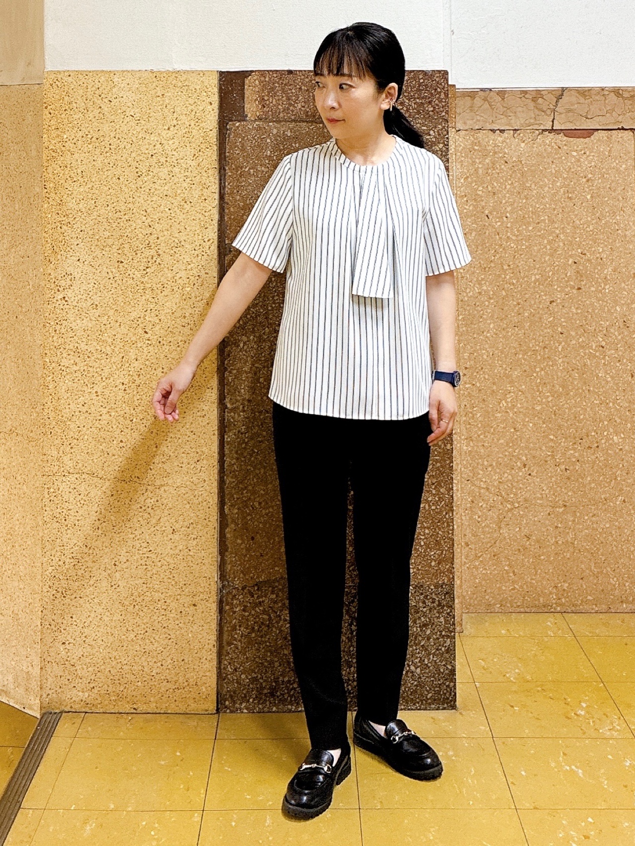 hattoriさんの「INDIVI｜【洗える／UVケア】ストライプ柄＆無地 ボウタイ風 半袖ブラウス」を使ったコーディネート