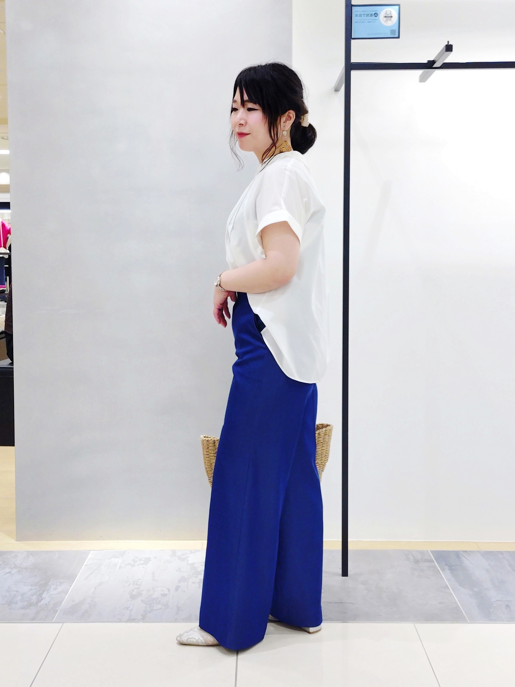 TOMOMIさんの「INDIVI｜【長さ調整自由】マーブルバイカラー ロングネックレス」を使ったコーディネート