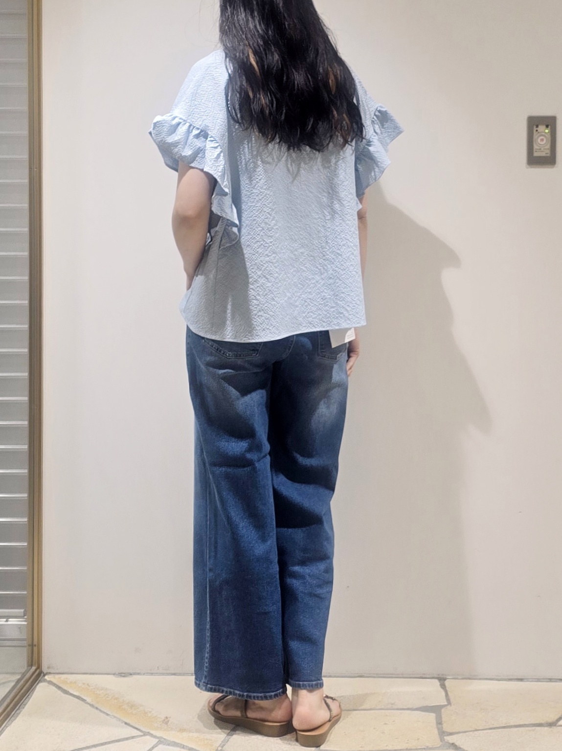 mochiさんの「index｜【UV】フリルスキッパーブラウス《洗濯機OK》」を使ったコーディネート