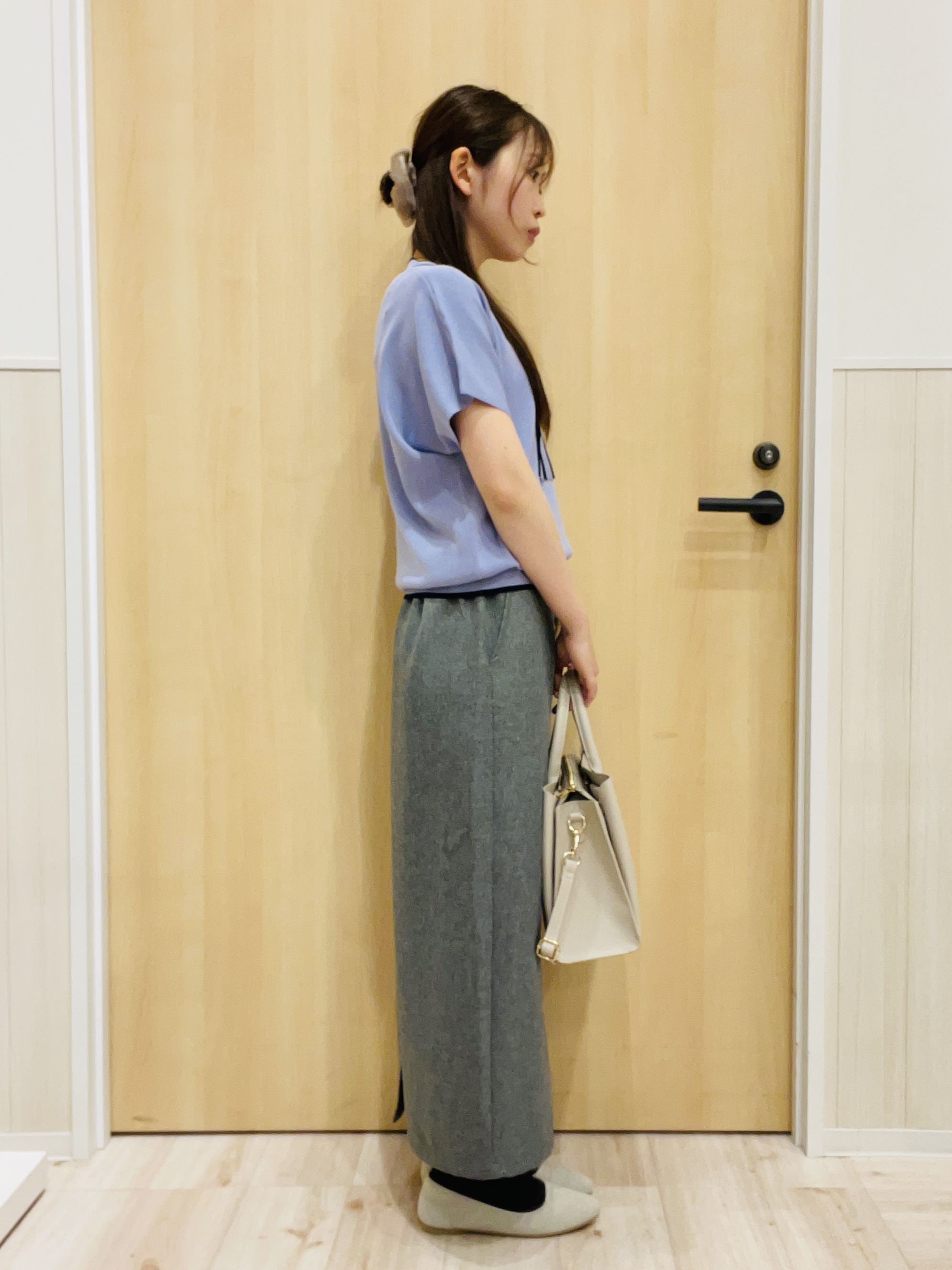 minamiさんの「SHOO･LA･RUE｜【毎日洗える/ひんやり/UV/S-LL】 毛玉になりにくい配色ボウタイ半袖ニット」を使ったコーディネート
