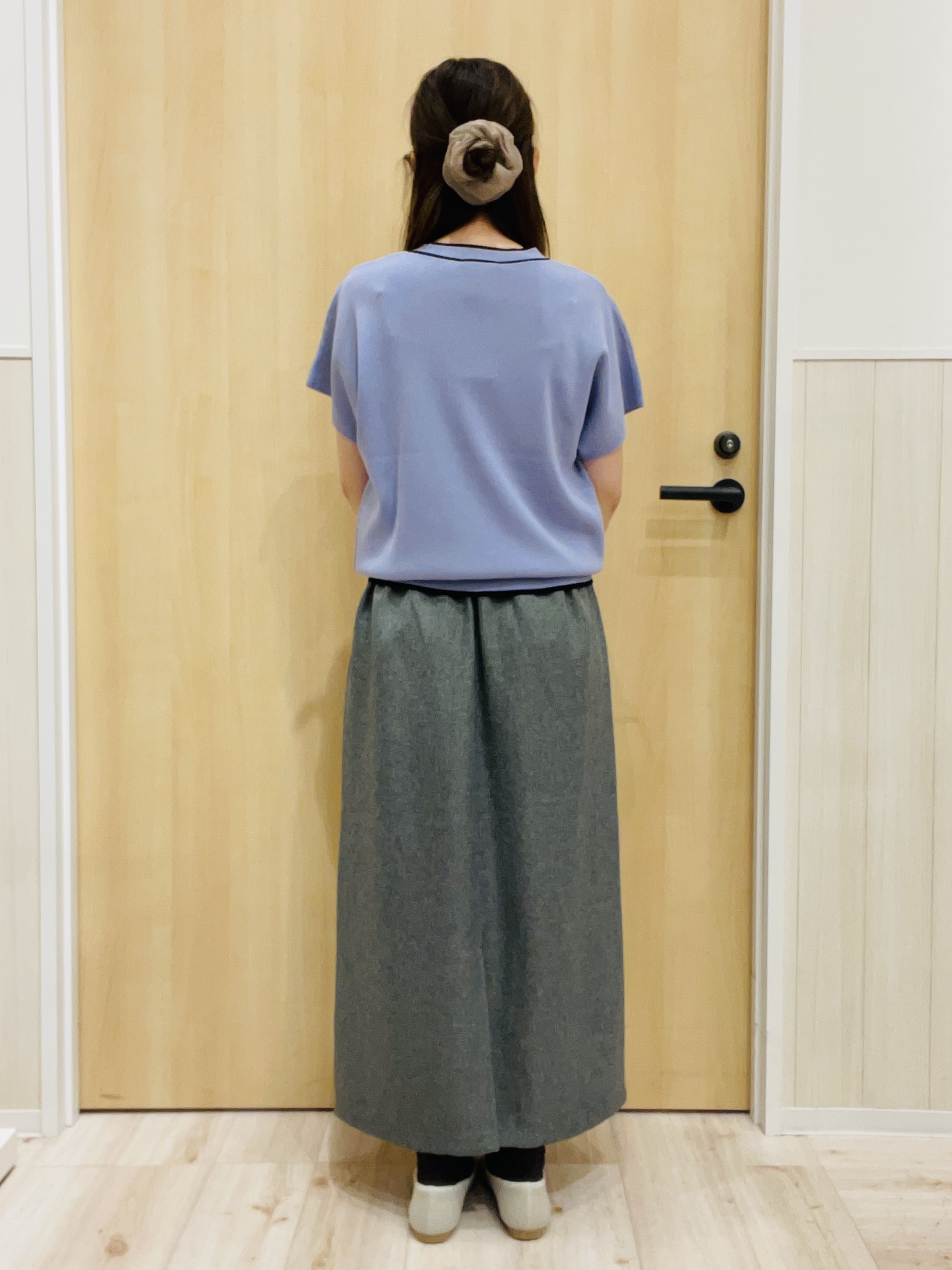minamiさんの「SHOO･LA･RUE｜【毎日洗える/ひんやり/UV/S-LL】 毛玉になりにくい配色ボウタイ半袖ニット」を使ったコーディネート