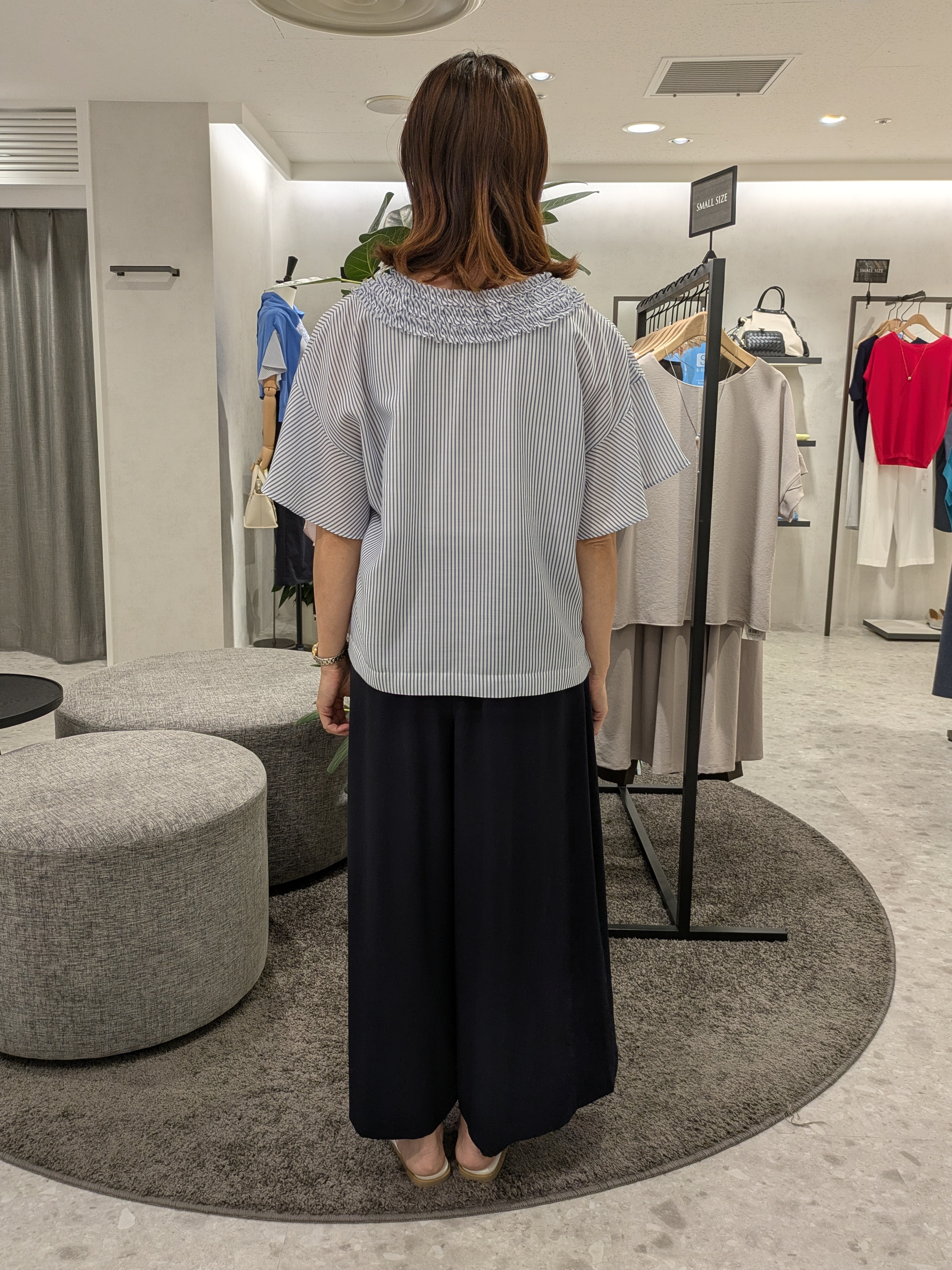 yukariさんの「UNTITLED｜【接触冷感/通気性/洗える】Vネックフリルブラウス」を使ったコーディネート