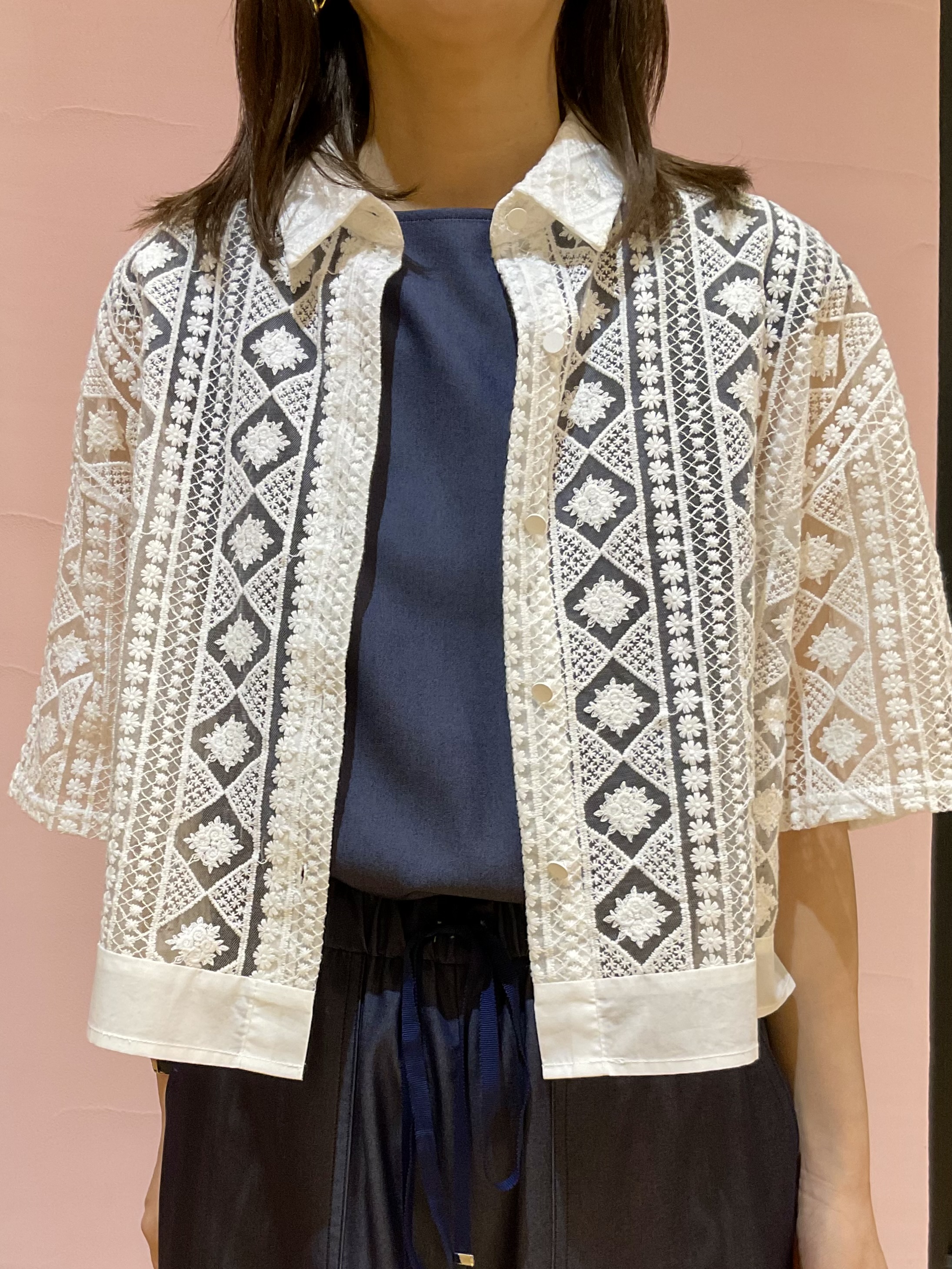Hiwatashiさんの「DRESSTERIOR｜【着映え/ハーフ袖】ウォッシャブルレース クロップドシャツ」を使ったコーディネート