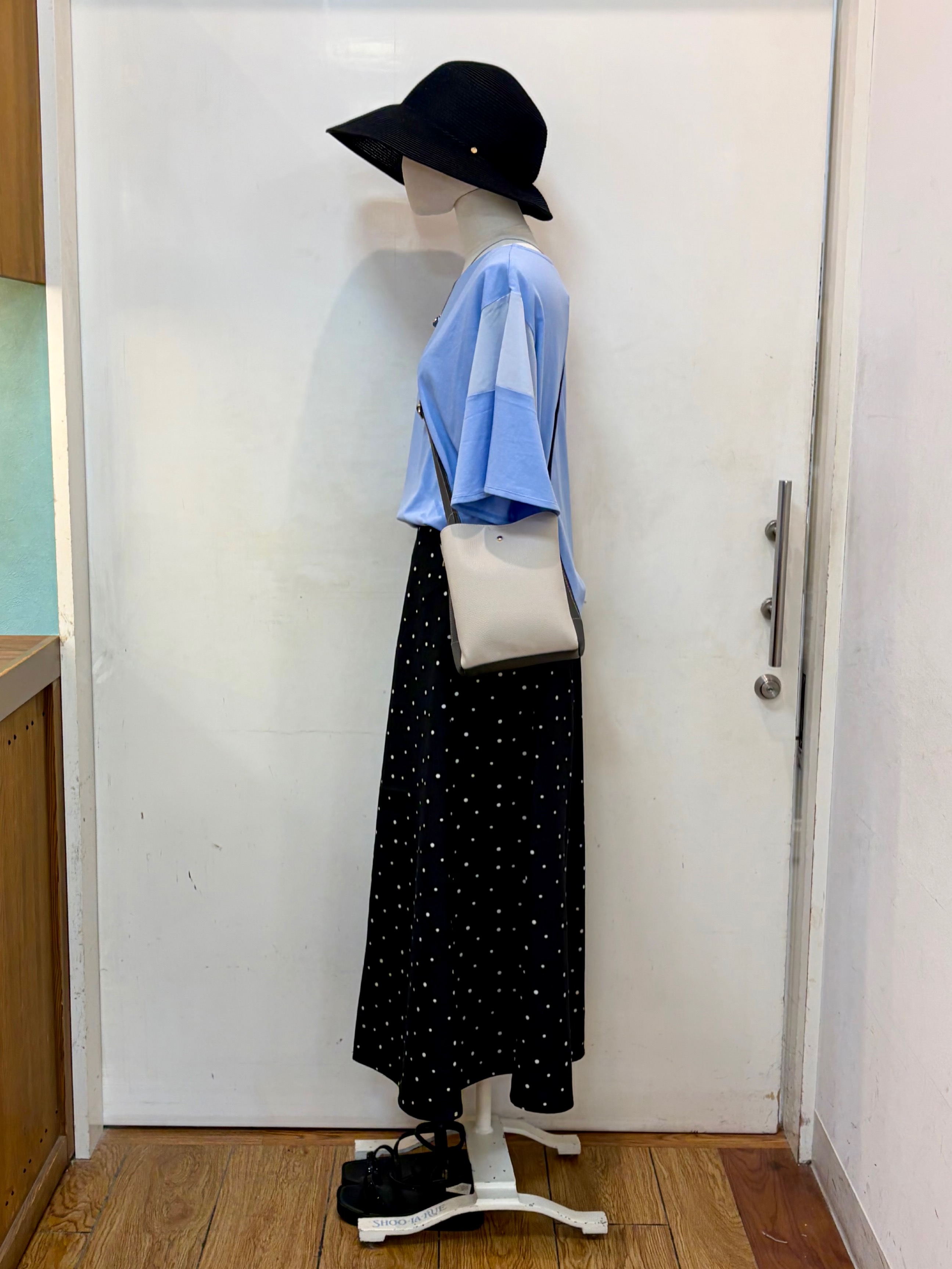 蒼さんの「SHOO･LA･RUE｜【ひんやり/S-LL/体型カバー】フレアスリーブで二の腕を自然にカバー 浅VネックTシャツ」を使ったコーディネート