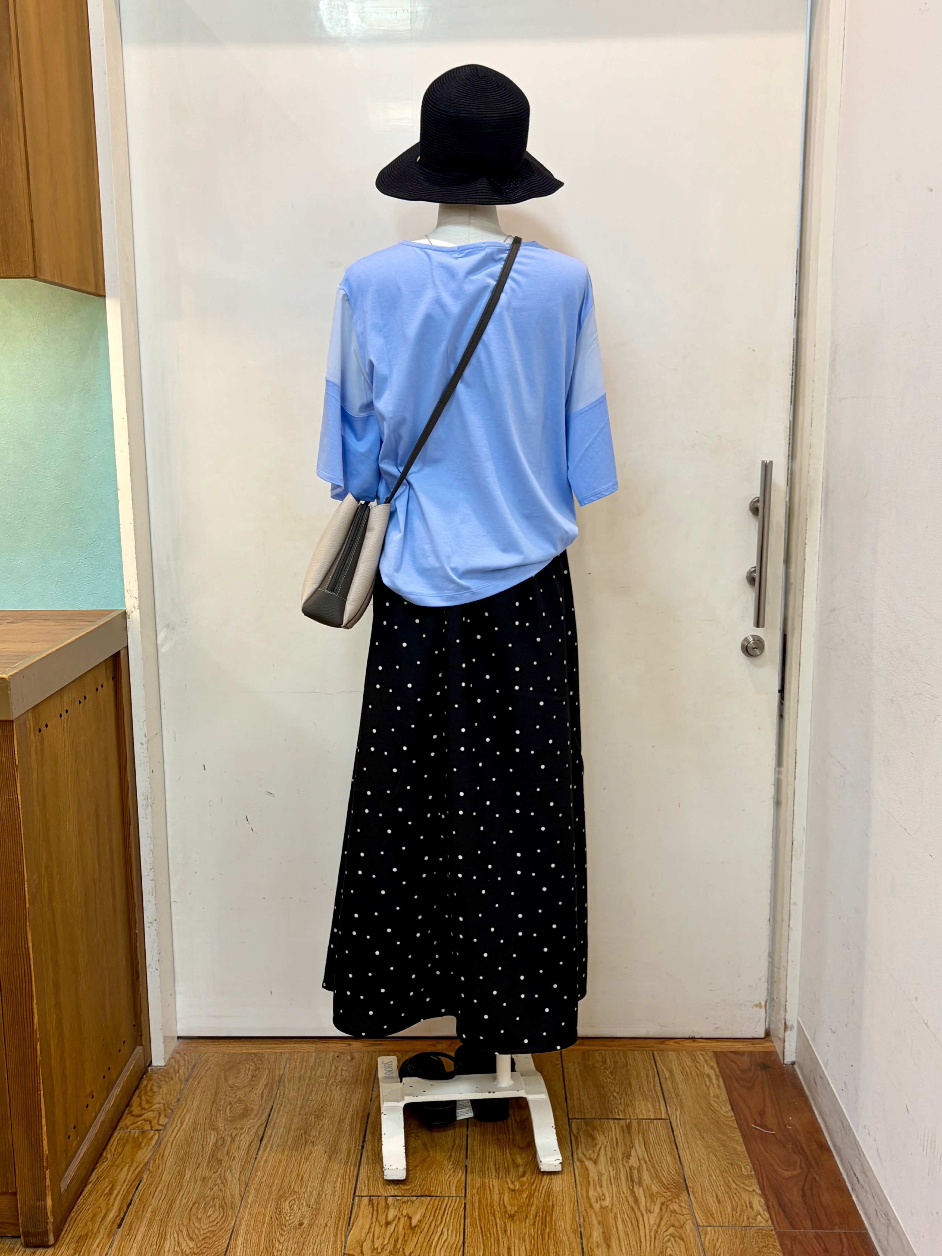 蒼さんの「SHOO･LA･RUE｜【ひんやり/S-LL/体型カバー】フレアスリーブで二の腕を自然にカバー 浅VネックTシャツ」を使ったコーディネート