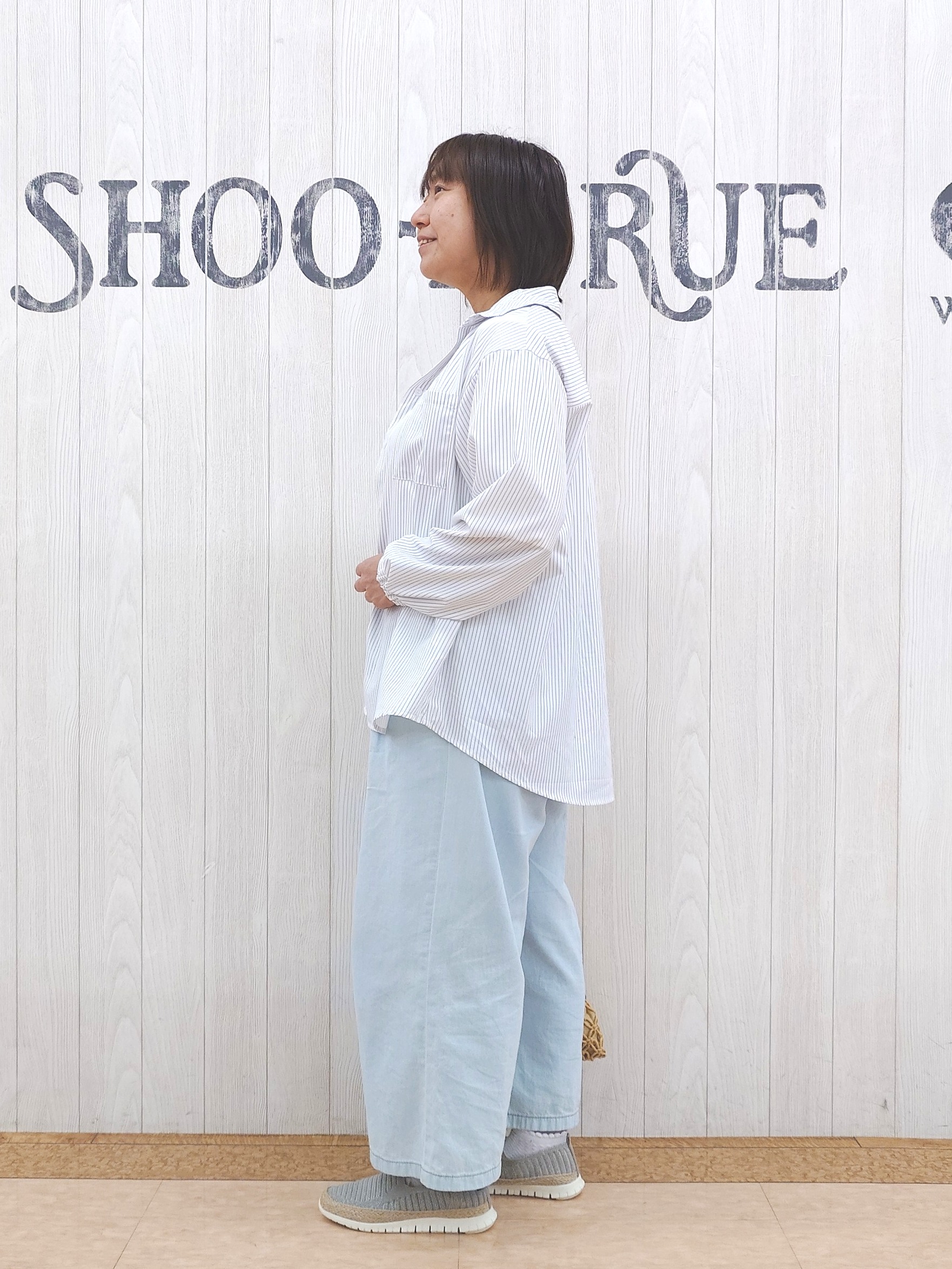 とろろさんの「SHOO･LA･RUE｜【ひんやり/UV/吸水速乾/洗濯後しわになりにくい】ラッシュガードにもなる ストライプシャツ」を使ったコーディネート