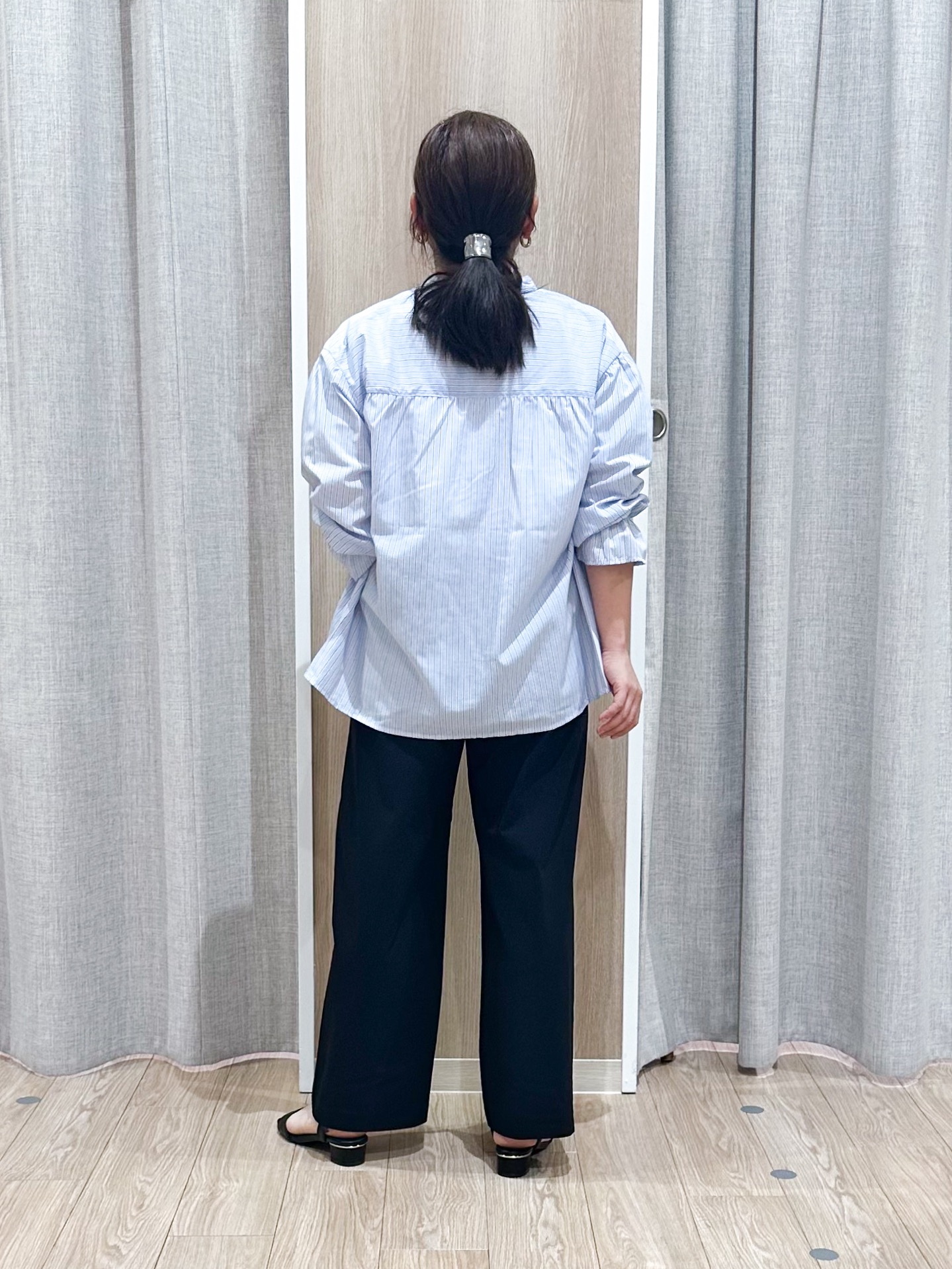 naoさんの「grove｜【洗濯機OK・ひんやり】朝晩の気温差に◎軽やかシアーシャツ」を使ったコーディネート