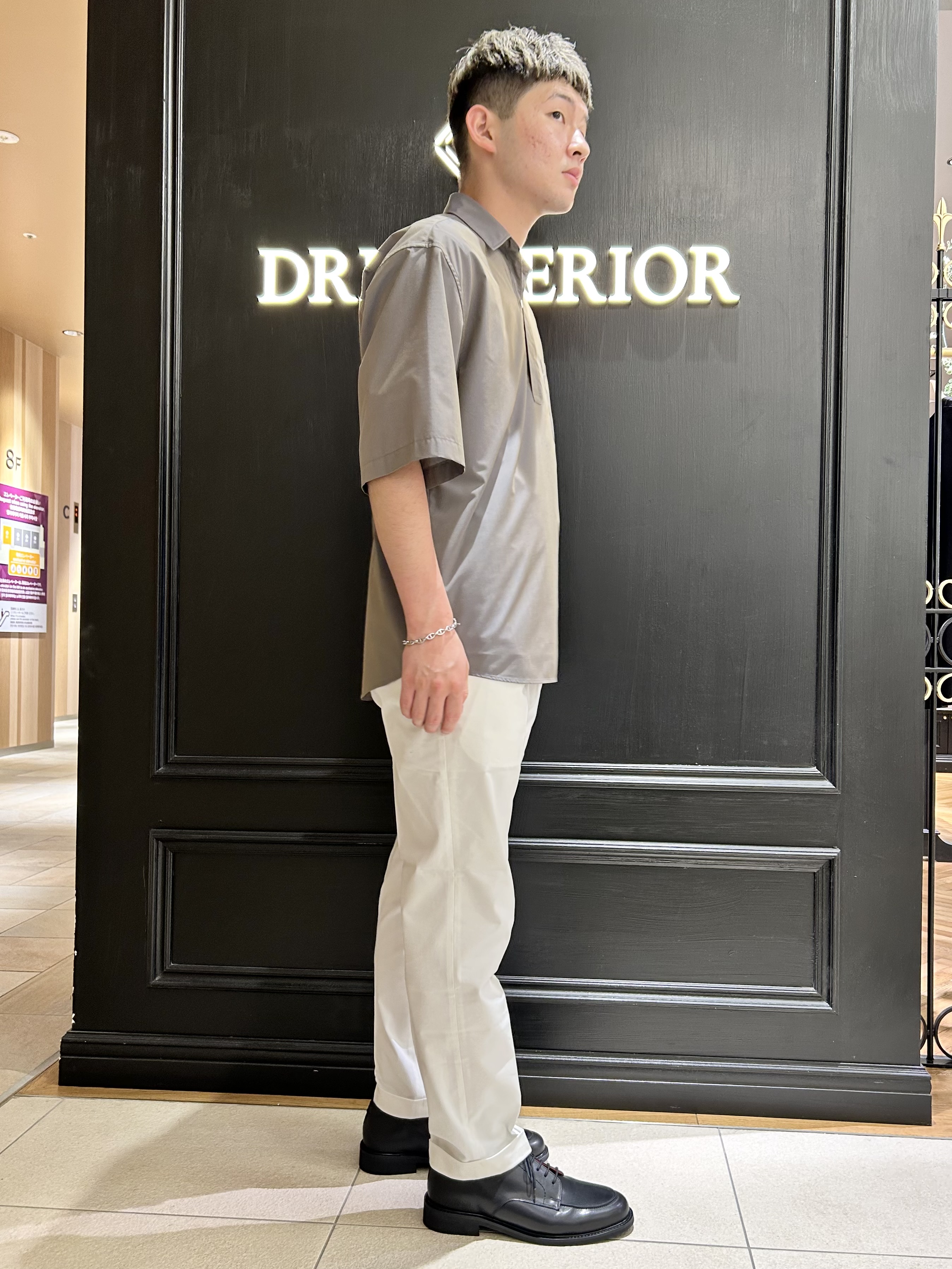 千葉亮太さんの「DRESSTERIOR｜イージーケア プルオーバーシャツ」を使ったコーディネート