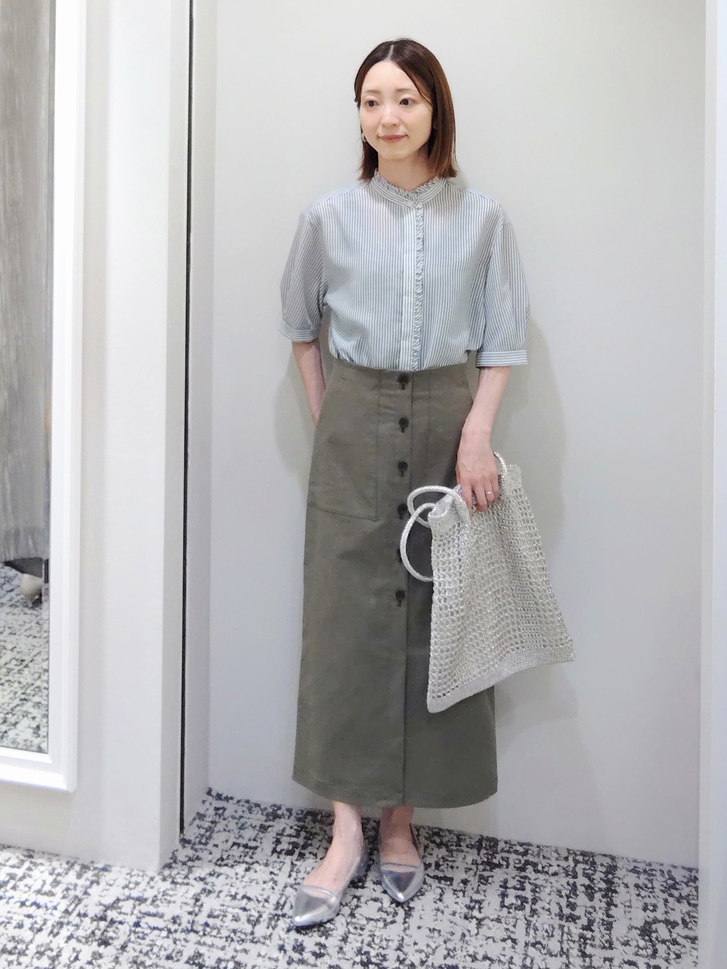 terumiさんの「UNTITLED｜【接触冷感/通気性/洗える】スタンドカラーフリルブラウス」を使ったコーディネート