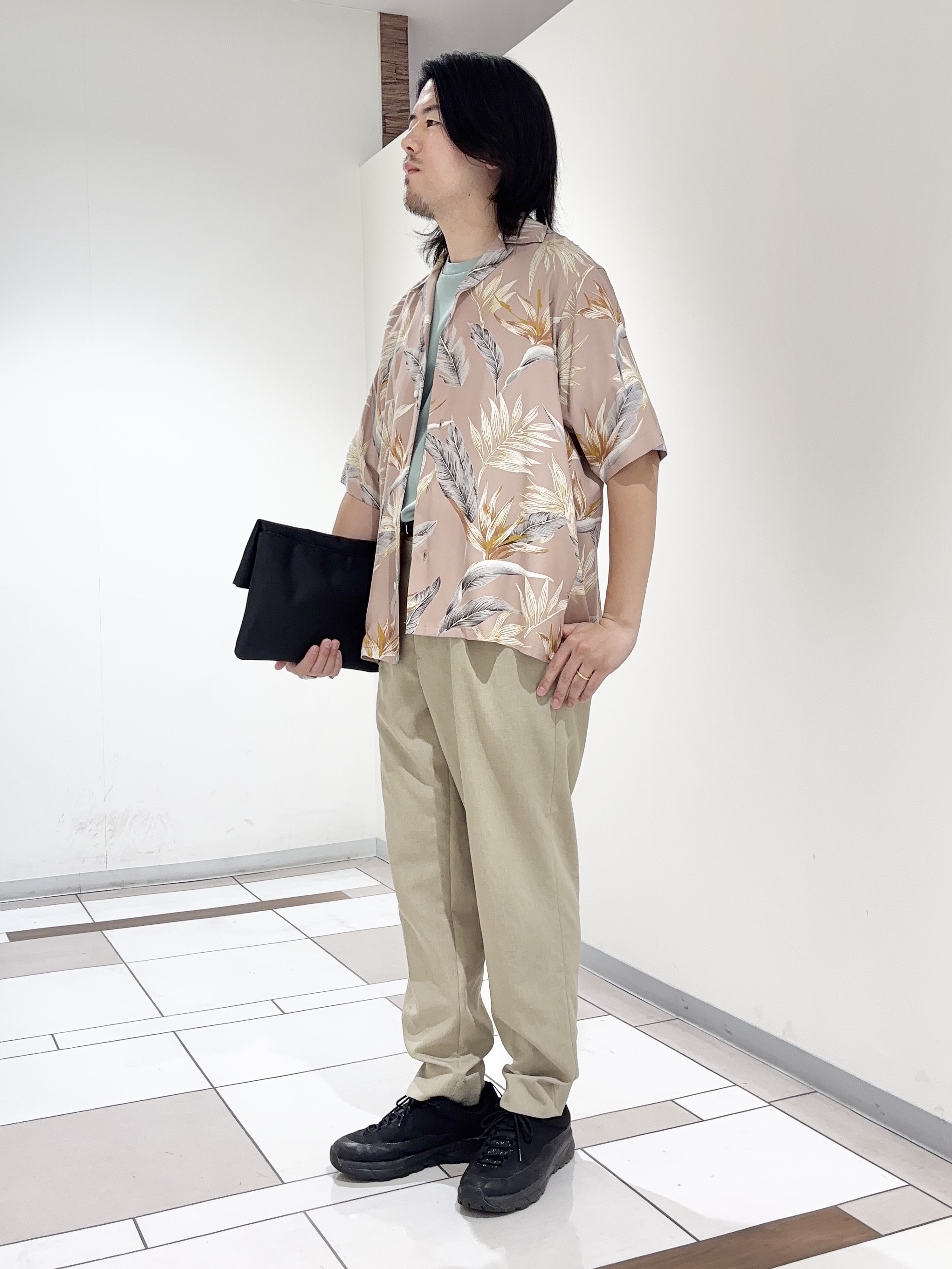 及川さんの「TAKEO KIKUCHI｜【BOWLER HAT LABEL】トロピカルフローラル レーヨンシャツ」を使ったコーディネート