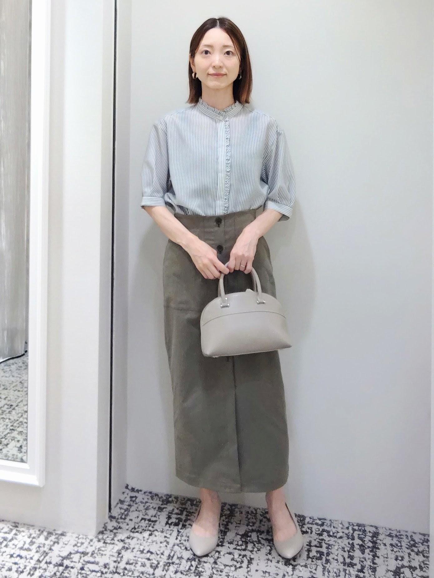 terumiさんの「UNTITLED｜【接触冷感/通気性/洗える】スタンドカラーフリルブラウス」を使ったコーディネート