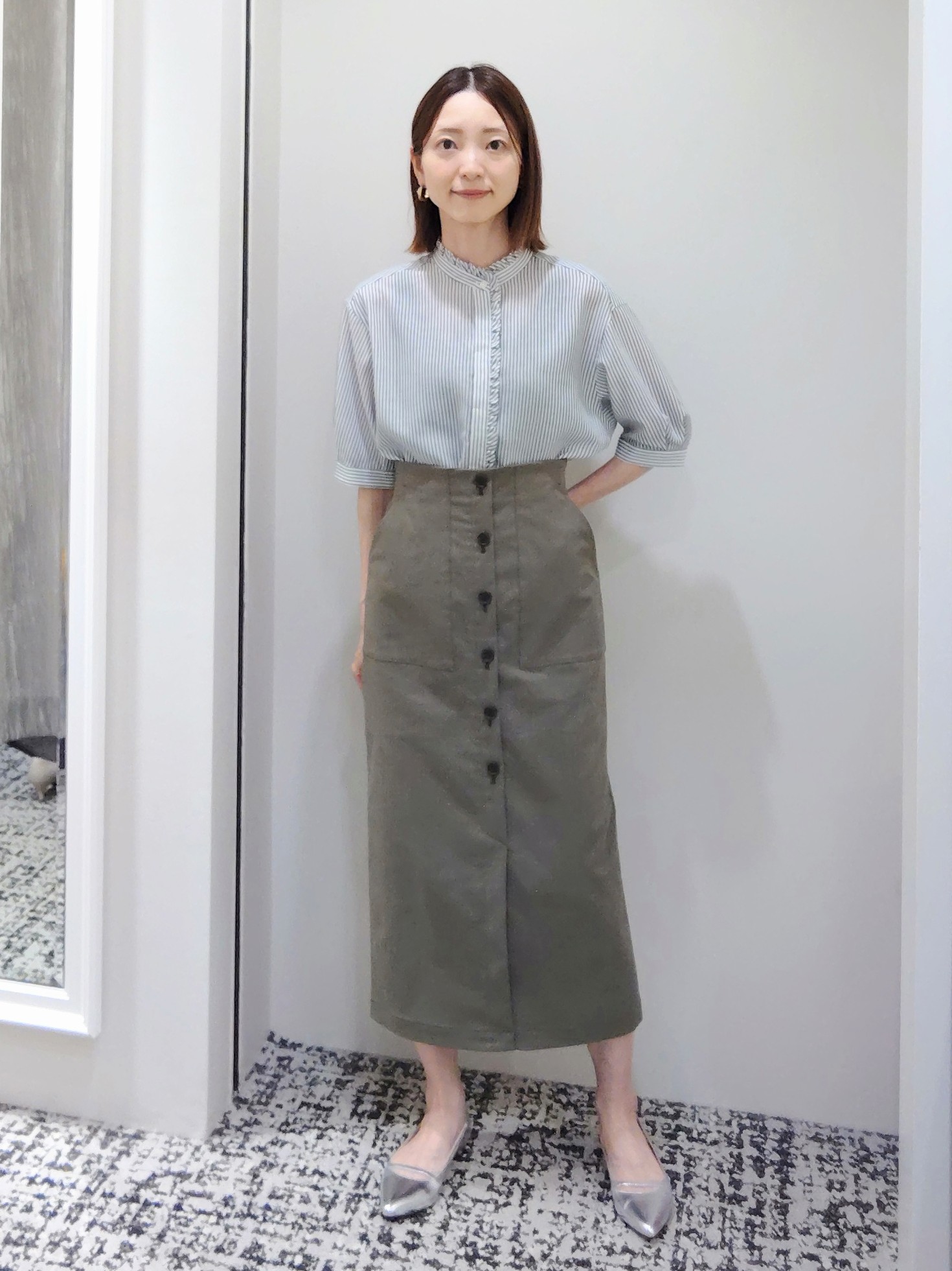 terumiさんの「UNTITLED｜【接触冷感/通気性/洗える】スタンドカラーフリルブラウス」を使ったコーディネート