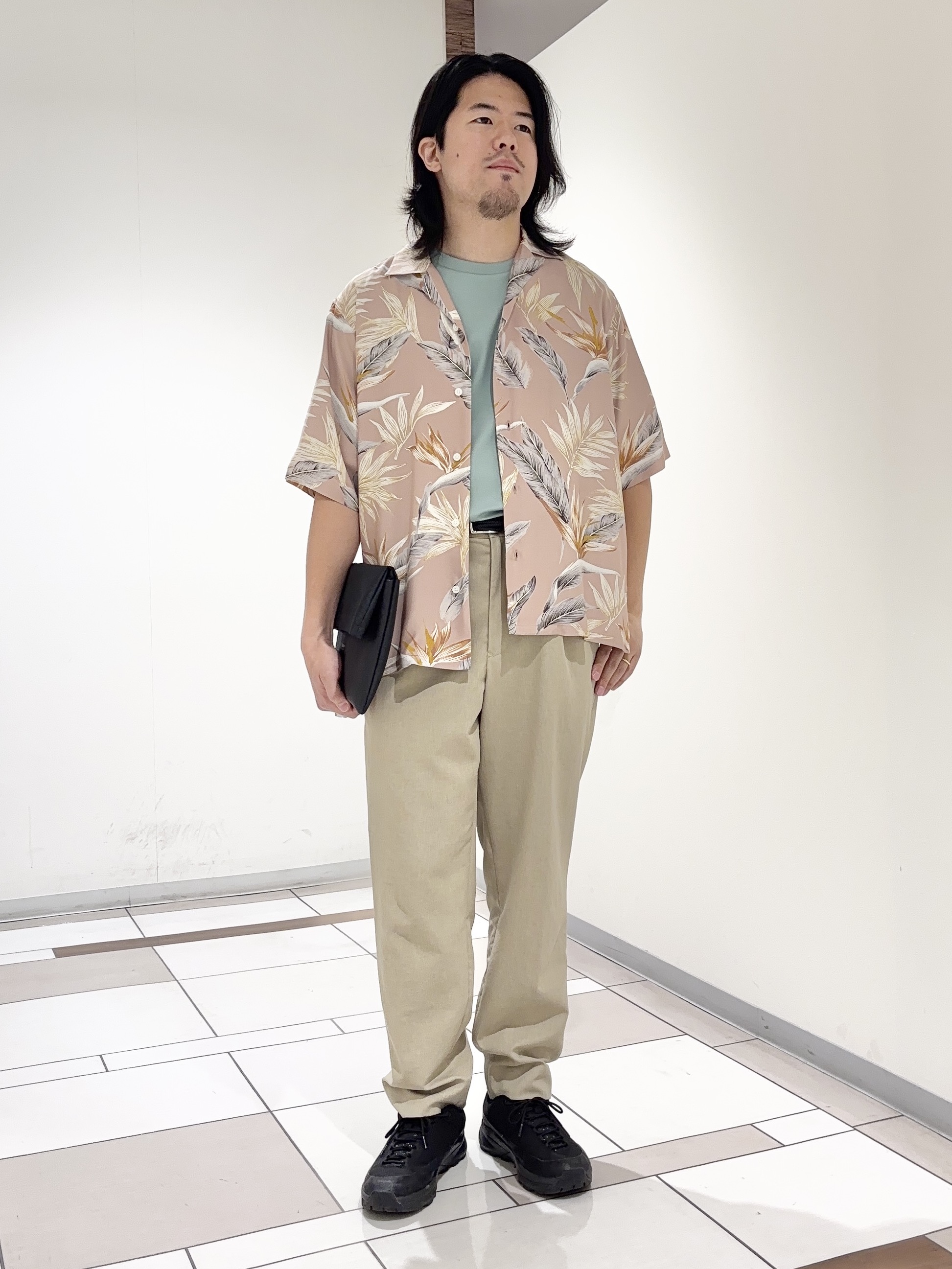 及川さんの「TAKEO KIKUCHI｜【BOWLER HAT LABEL】トロピカルフローラル レーヨンシャツ」を使ったコーディネート