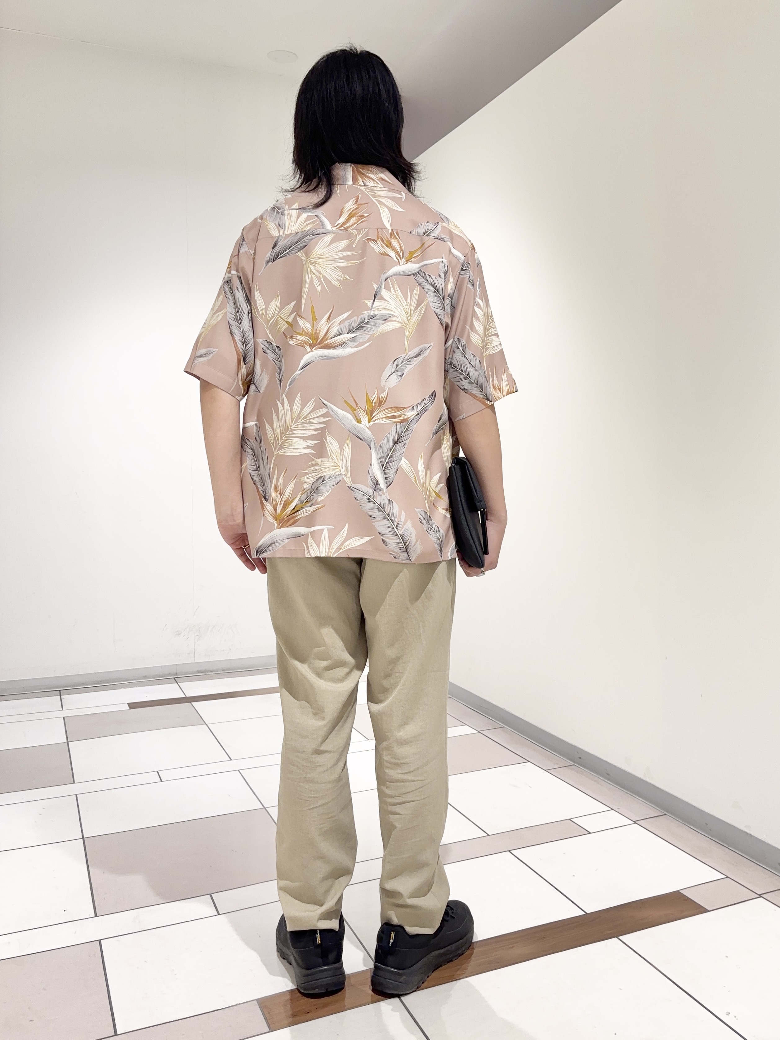 及川さんの「TAKEO KIKUCHI｜【BOWLER HAT LABEL】トロピカルフローラル レーヨンシャツ」を使ったコーディネート