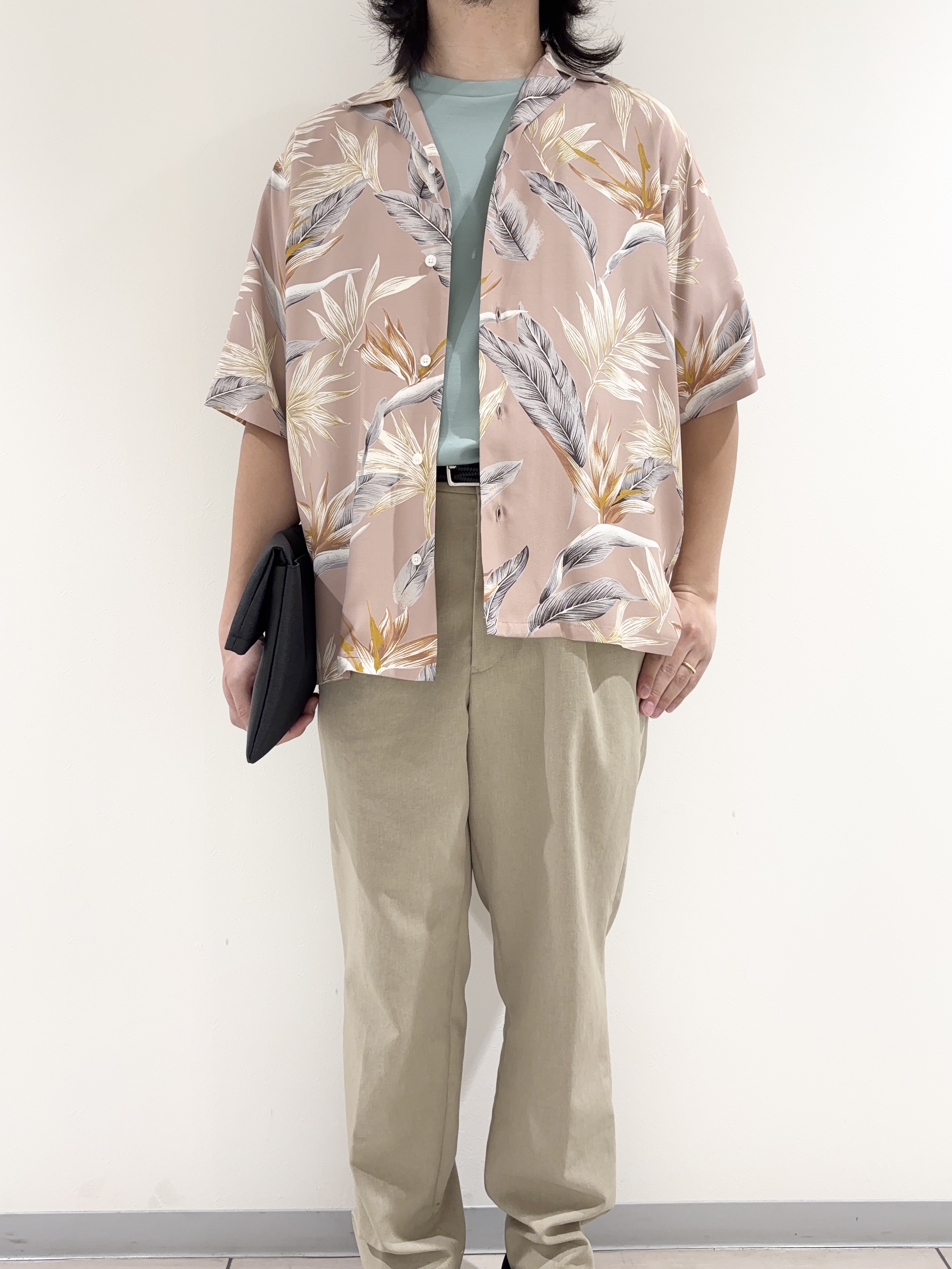 及川さんの「TAKEO KIKUCHI｜【BOWLER HAT LABEL】トロピカルフローラル レーヨンシャツ」を使ったコーディネート