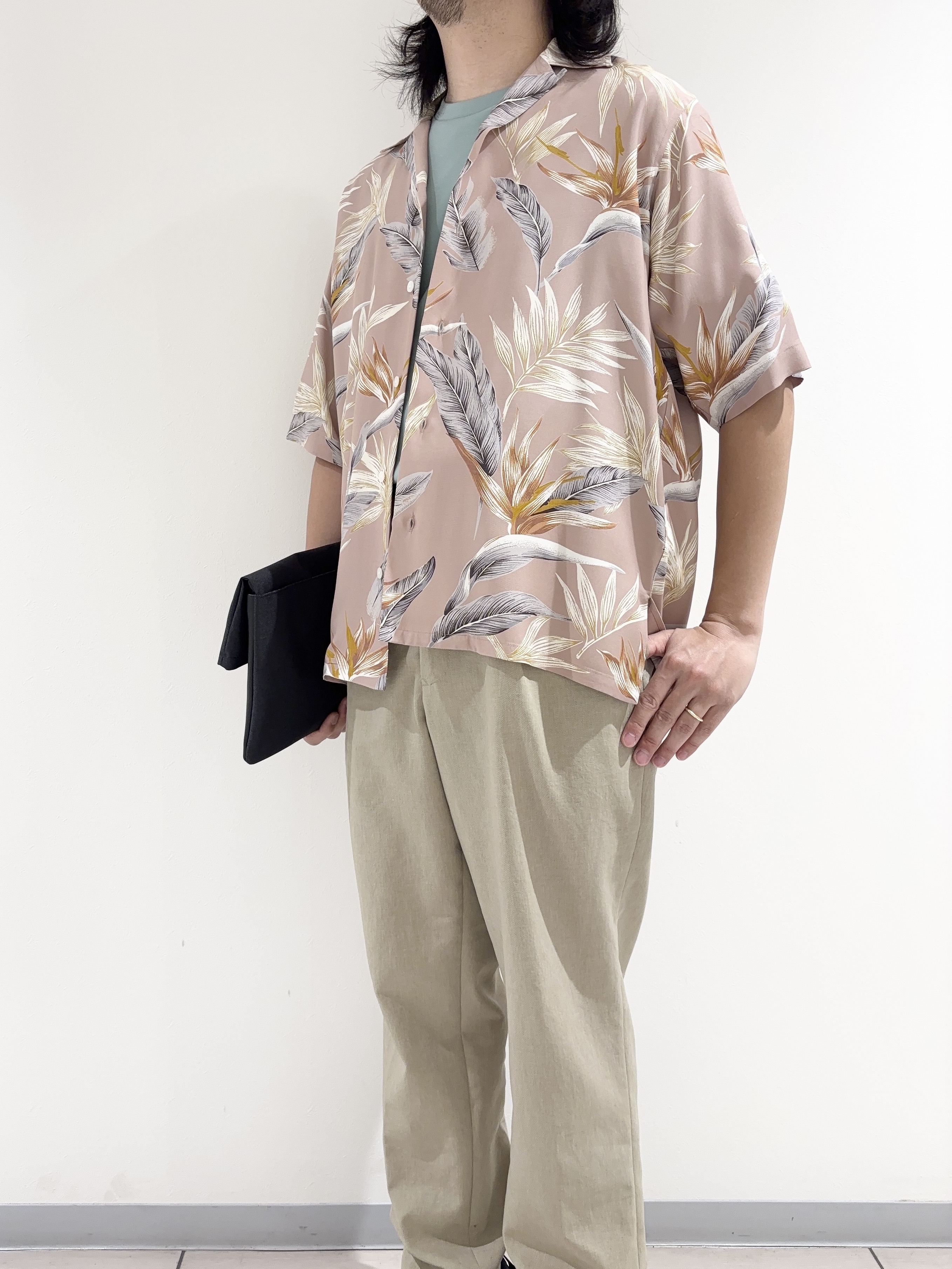 及川さんの「TAKEO KIKUCHI｜【BOWLER HAT LABEL】トロピカルフローラル レーヨンシャツ」を使ったコーディネート