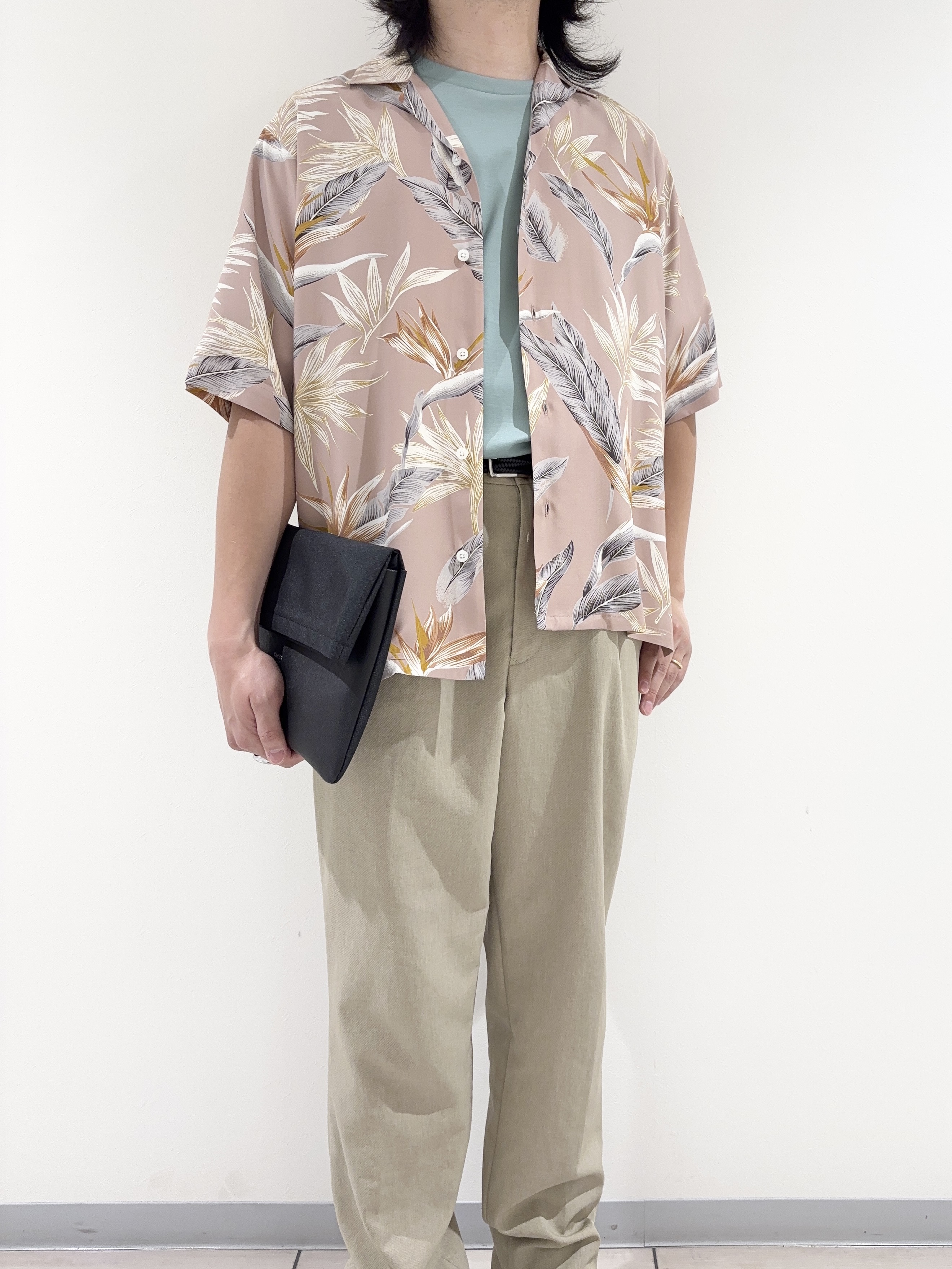 及川さんの「TAKEO KIKUCHI｜【BOWLER HAT LABEL】トロピカルフローラル レーヨンシャツ」を使ったコーディネート