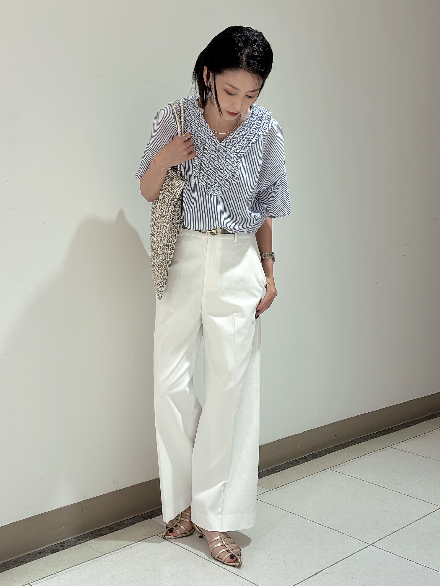 環さんの「UNTITLED｜【接触冷感/通気性/洗える】Vネックフリルブラウス」を使ったコーディネート