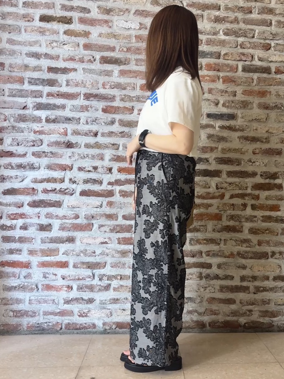 tokiさんの「THE SHOP TK｜【ひんやりさらさら】ロゴアソートクルーネックTシャツ」を使ったコーディネート