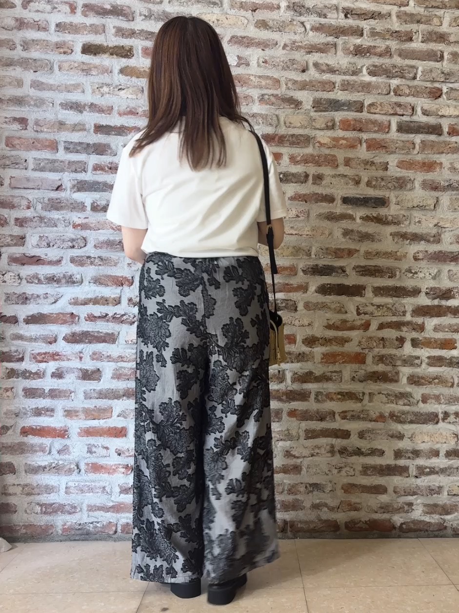 tokiさんの「THE SHOP TK｜【ひんやりさらさら】ロゴアソートクルーネックTシャツ」を使ったコーディネート