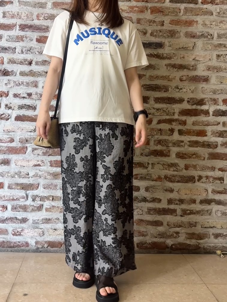 tokiさんの「THE SHOP TK｜【ひんやりさらさら】ロゴアソートクルーネックTシャツ」を使ったコーディネート