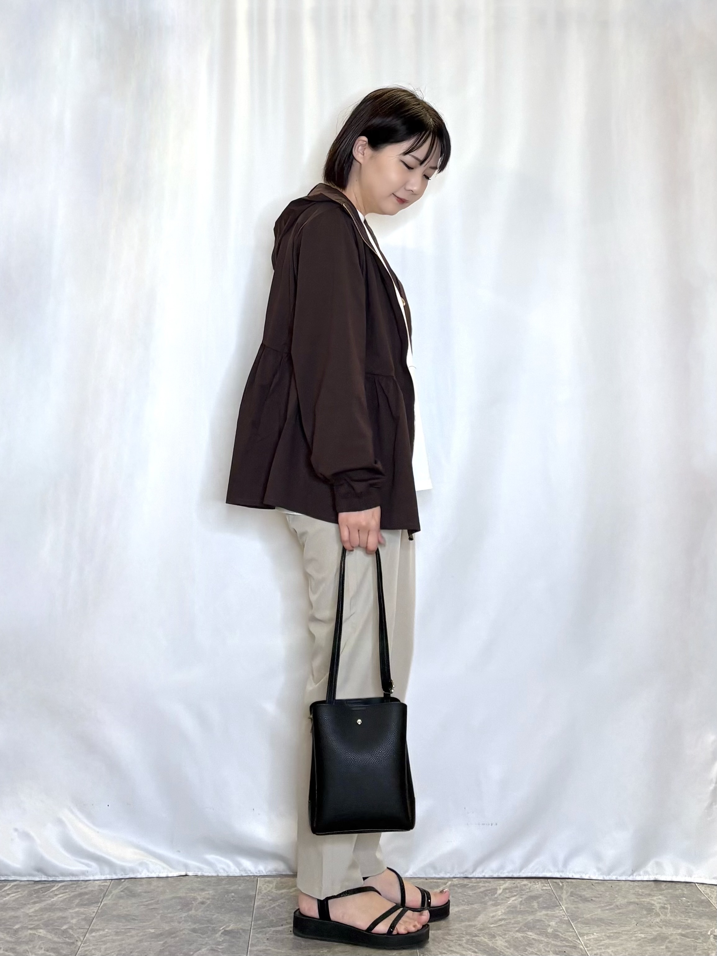 ネリさんの「SHOO･LA･RUE｜【ひんやり/S-LL/体型カバー】ペプラムフリルとゴールドパーツが女性らしい UVパーカ」を使ったコーディネート