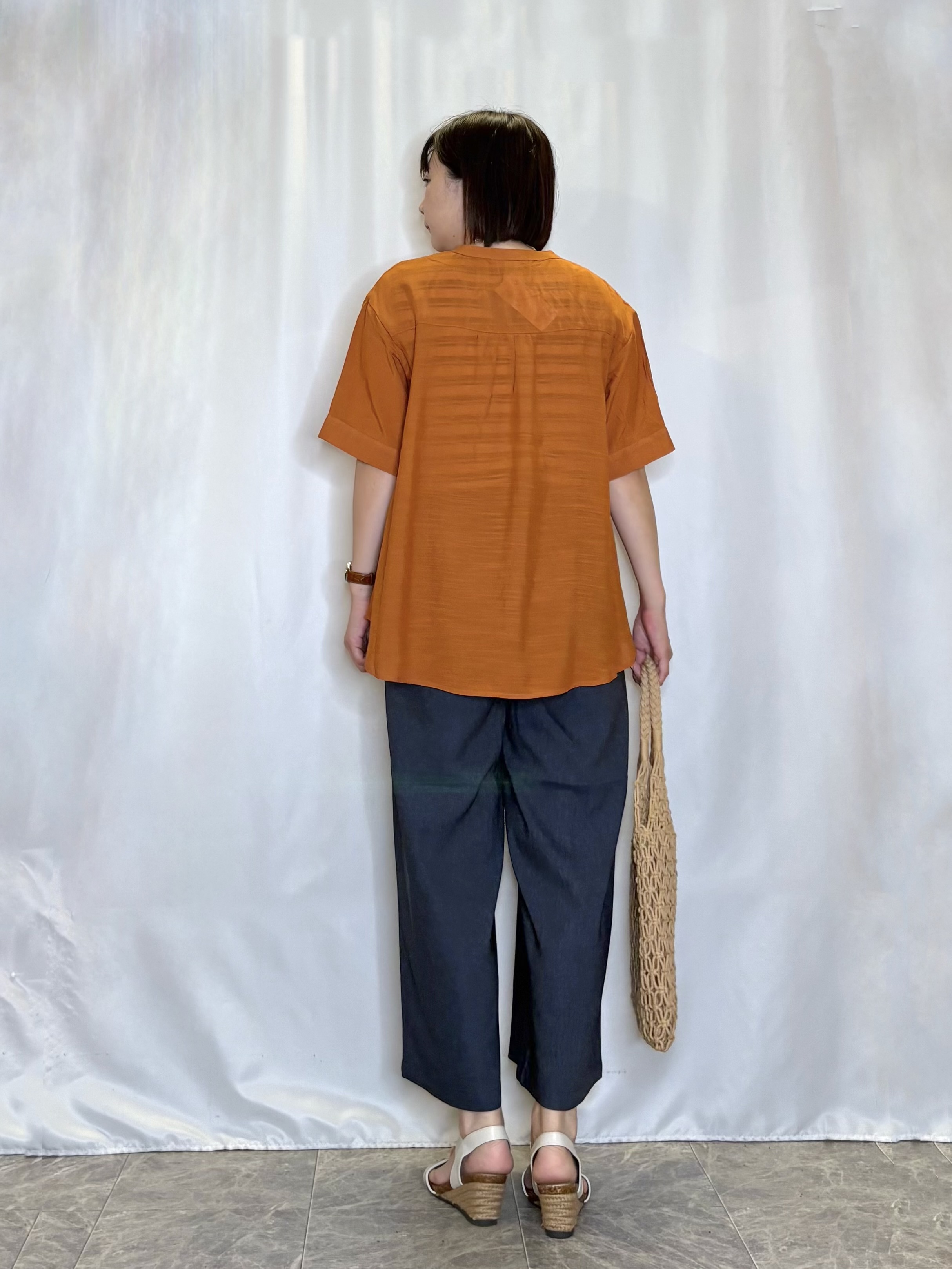 ネリさんの「SHOO･LA･RUE｜【ひんやり/UV】お袖の長さが調整出来る シャーリングスキッパーブラウス」を使ったコーディネート