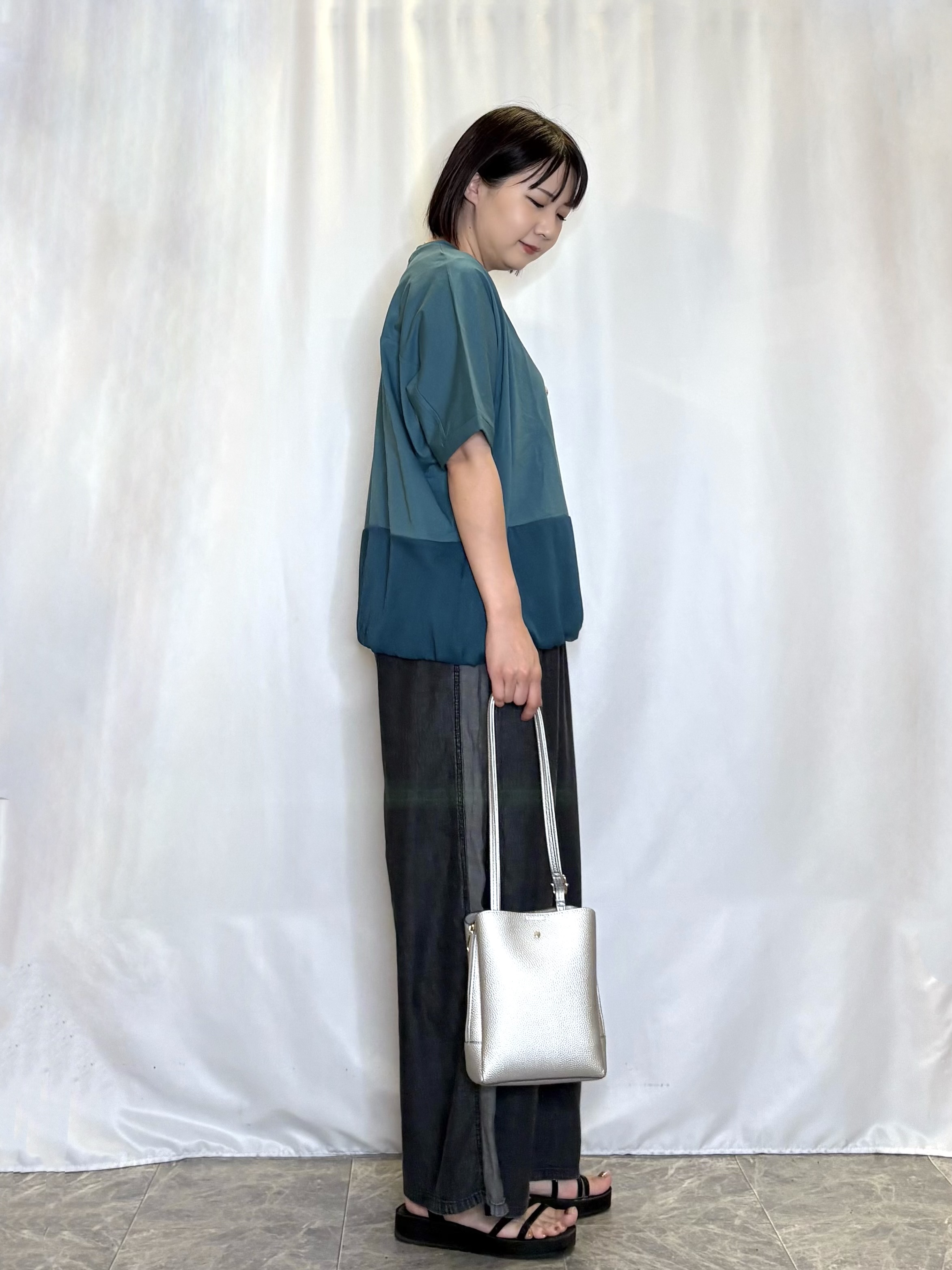 ネリさんの「SHOO･LA･RUE｜【洗濯機可/体型カバー】インしないで着られる 裾配色ゆったりバルーントップス」を使ったコーディネート