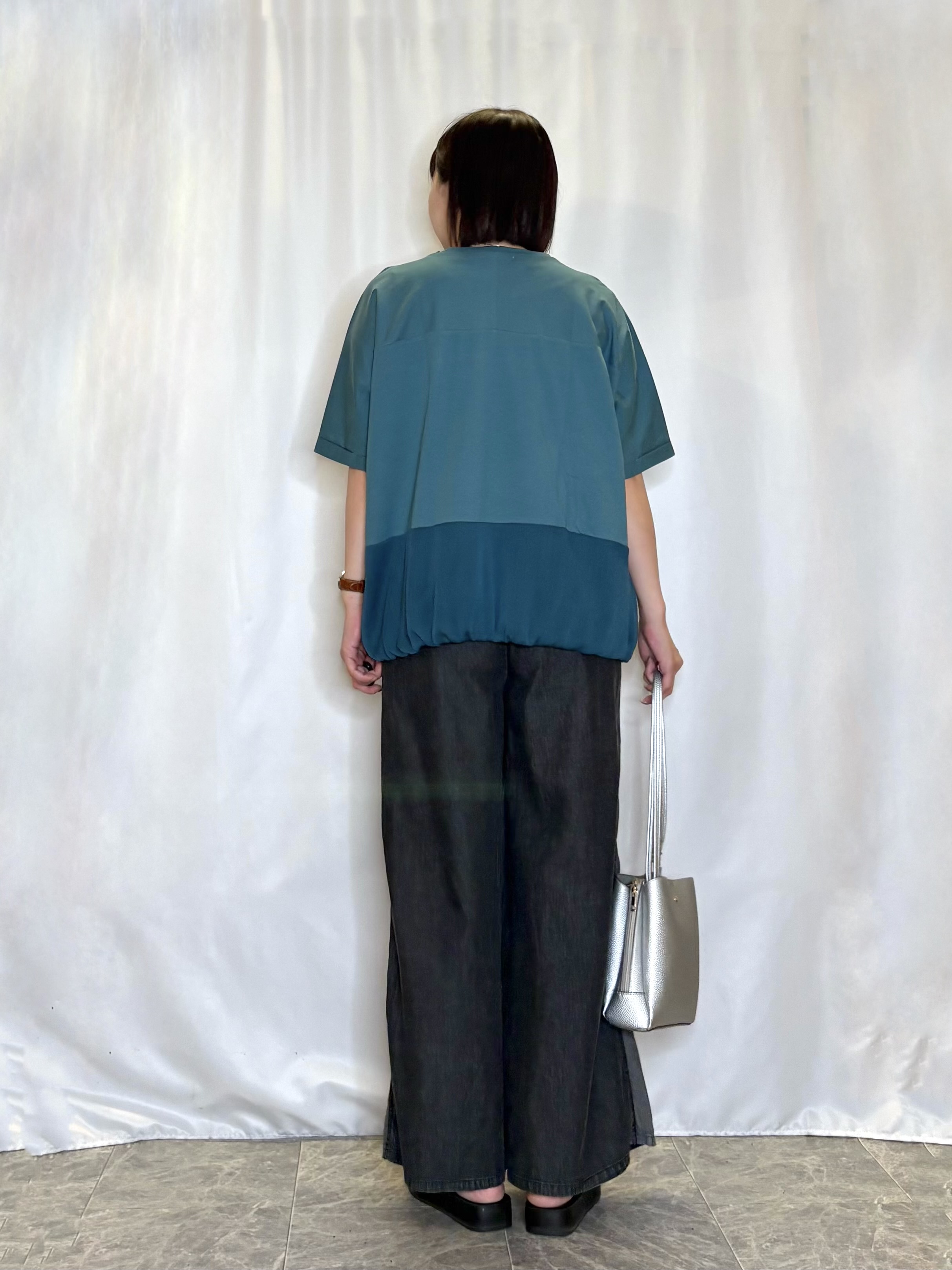 ネリさんの「SHOO･LA･RUE｜【洗濯機可/体型カバー】インしないで着られる 裾配色ゆったりバルーントップス」を使ったコーディネート