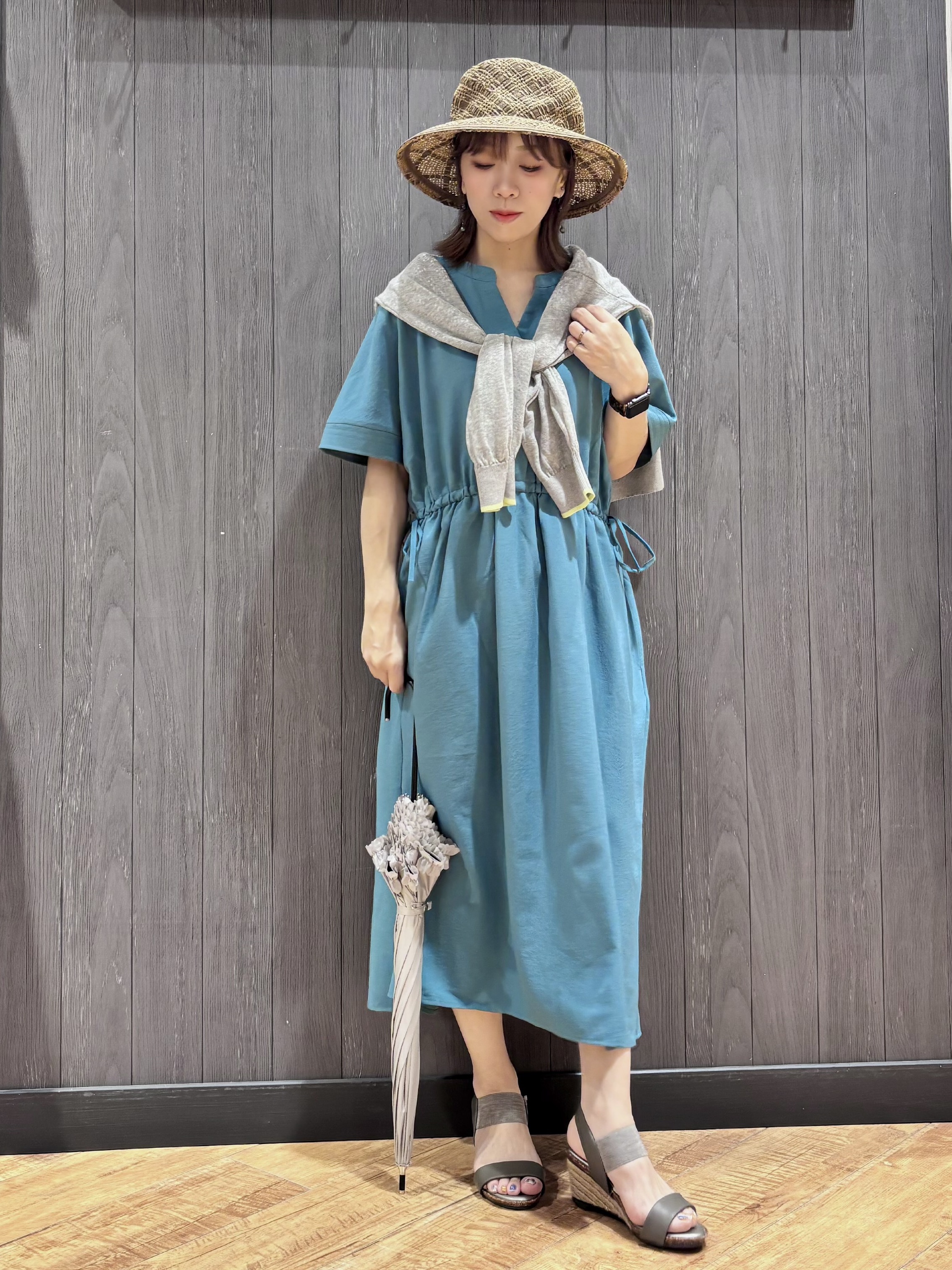 meiさんの「SHOO･LA･RUE｜【洗濯機可/体型カバー】ウエストシャーリングでお腹周りが気にならない 麻調スキッパー脇リボンワンピー」を使ったコーディネート