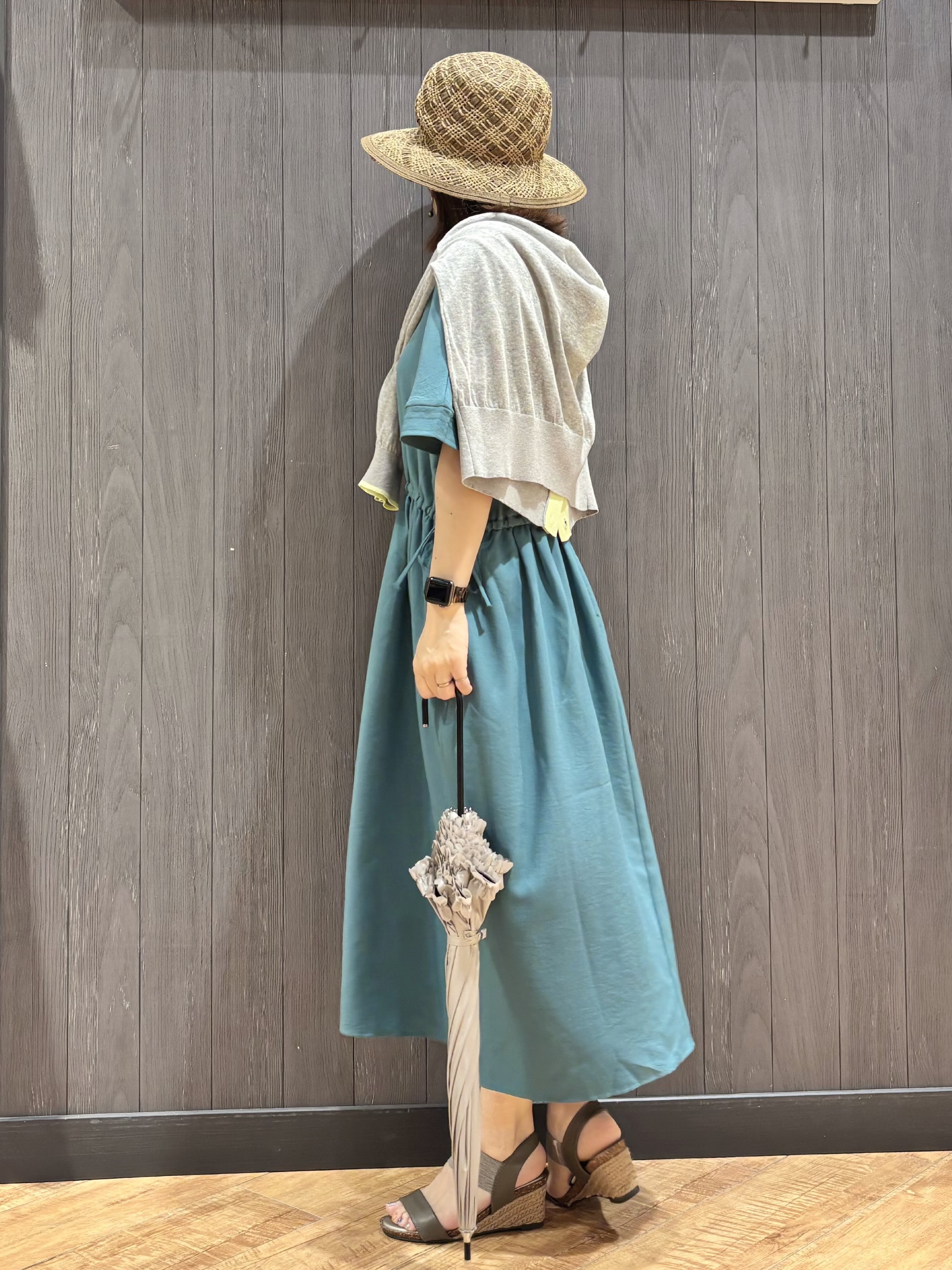 meiさんの「SHOO･LA･RUE｜【洗濯機可/体型カバー】ウエストシャーリングでお腹周りが気にならない 麻調スキッパー脇リボンワンピー」を使ったコーディネート