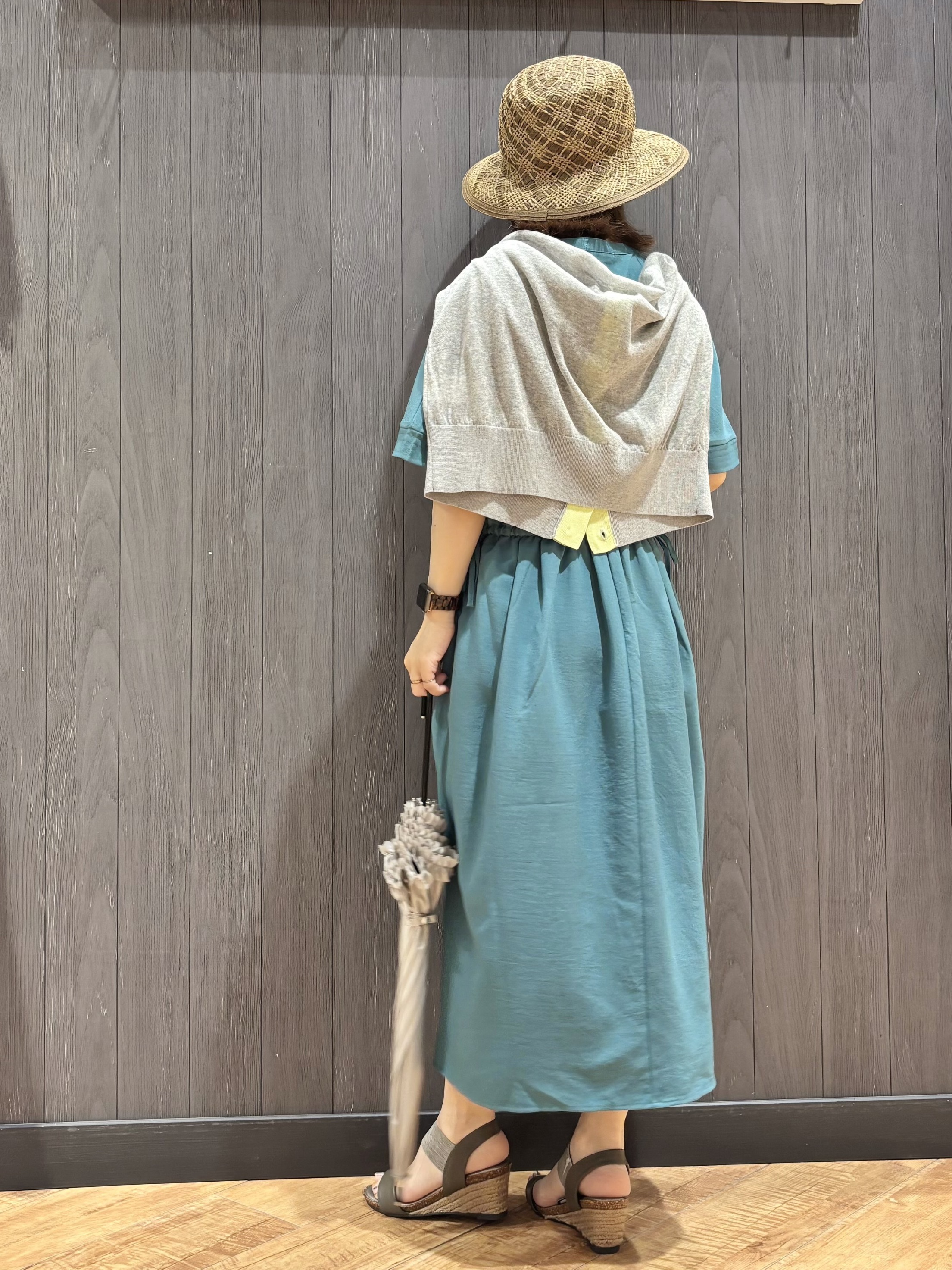 meiさんの「SHOO･LA･RUE｜【洗濯機可/体型カバー】ウエストシャーリングでお腹周りが気にならない 麻調スキッパー脇リボンワンピー」を使ったコーディネート