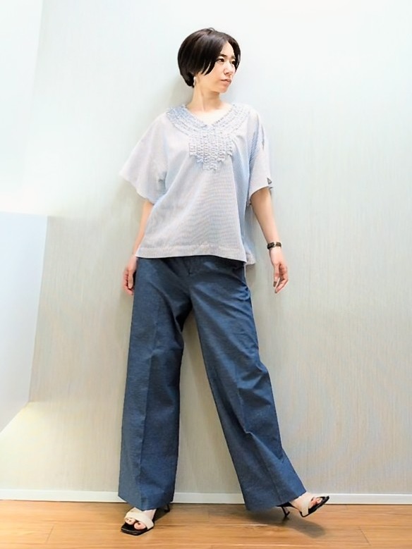 ミズタさんの「UNTITLED｜【接触冷感/通気性/洗える】Vネックフリルブラウス」を使ったコーディネート