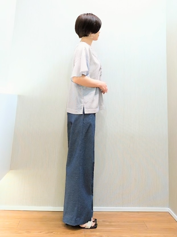 ミズタさんの「UNTITLED｜【接触冷感/通気性/洗える】Vネックフリルブラウス」を使ったコーディネート