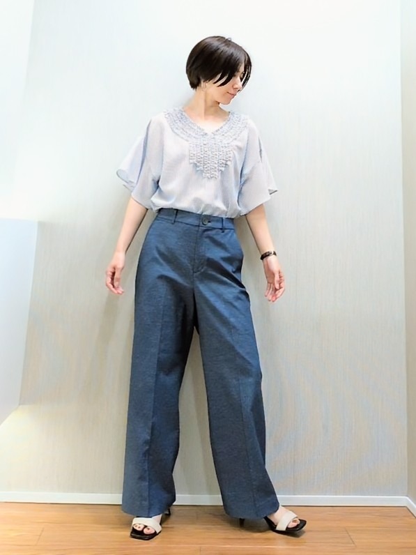 ミズタさんの「UNTITLED｜【接触冷感/通気性/洗える】Vネックフリルブラウス」を使ったコーディネート