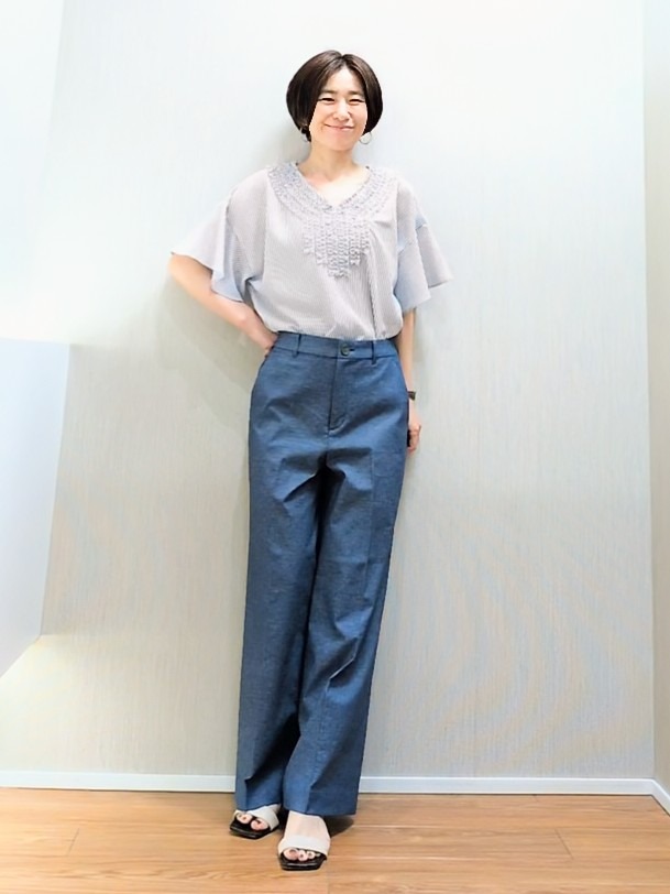 ミズタさんの「UNTITLED｜【接触冷感/通気性/洗える】Vネックフリルブラウス」を使ったコーディネート