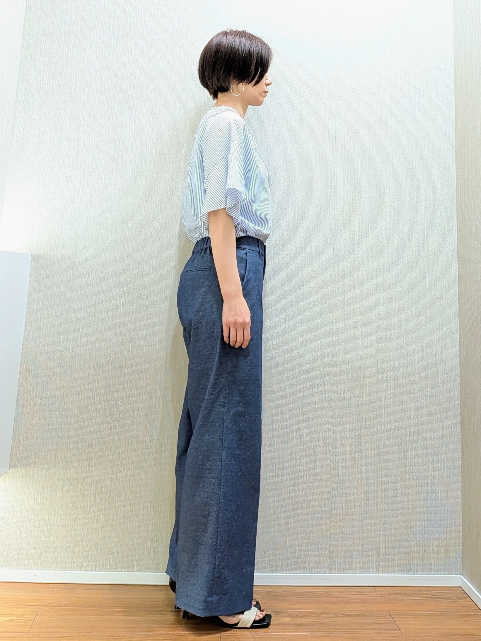 ミズタさんの「UNTITLED｜【接触冷感/通気性/洗える】Vネックフリルブラウス」を使ったコーディネート