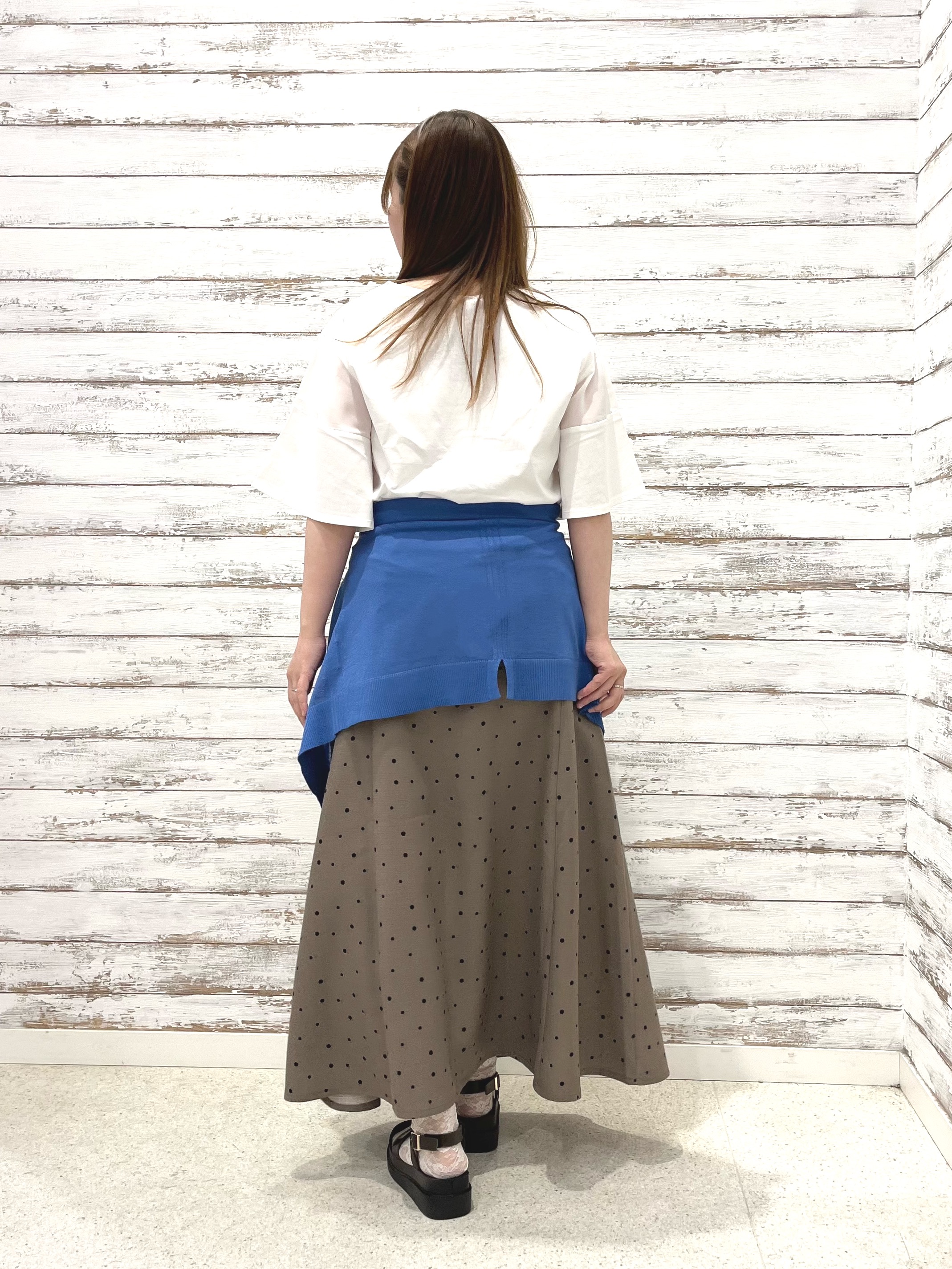 ゆっきーさんの「SHOO･LA･RUE｜【ひんやり/S-LL/体型カバー】フレアスリーブで二の腕を自然にカバー 浅VネックTシャツ」を使ったコーディネート