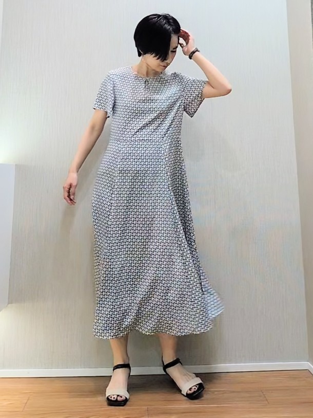 ミズタさんの「UNTITLED｜【美シルエット/洗える】ジオメプリントワンピース」を使ったコーディネート