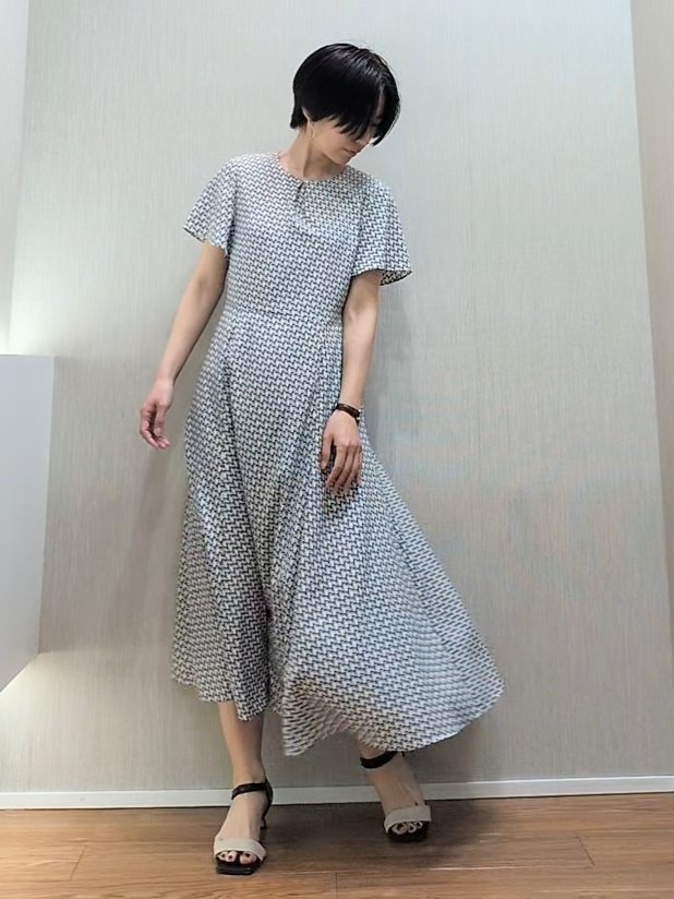 ミズタさんの「UNTITLED｜【美シルエット/洗える】ジオメプリントワンピース」を使ったコーディネート