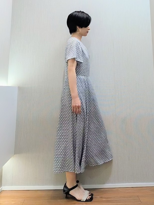 ミズタさんの「UNTITLED｜【美シルエット/洗える】ジオメプリントワンピース」を使ったコーディネート