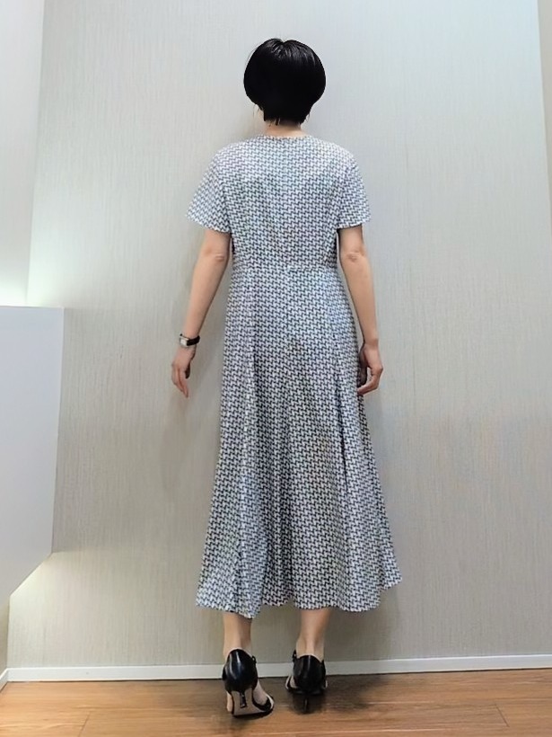 ミズタさんの「UNTITLED｜【美シルエット/洗える】ジオメプリントワンピース」を使ったコーディネート